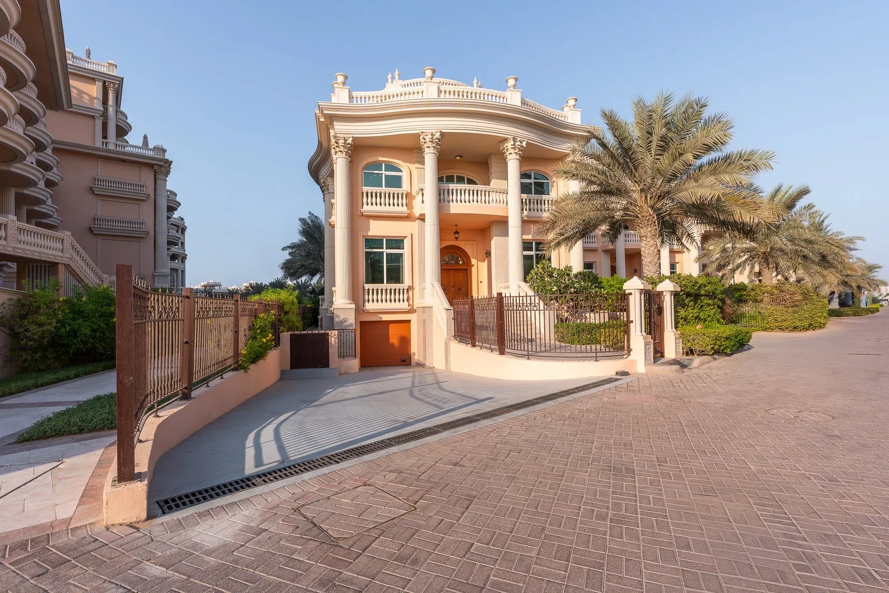 Exquisitely Designed & Furnished Villa on Palm — photograph 9