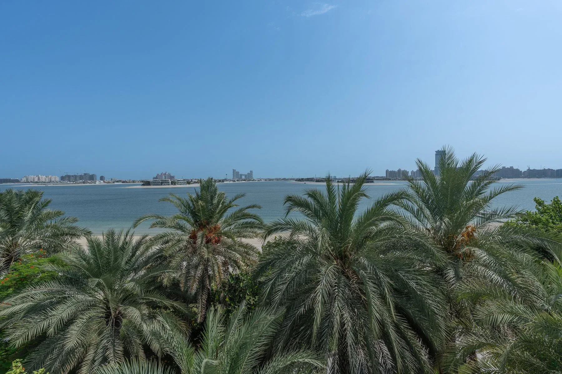 Resort-Like Beachfront Villa on Palm Jumeirah — photograph 5