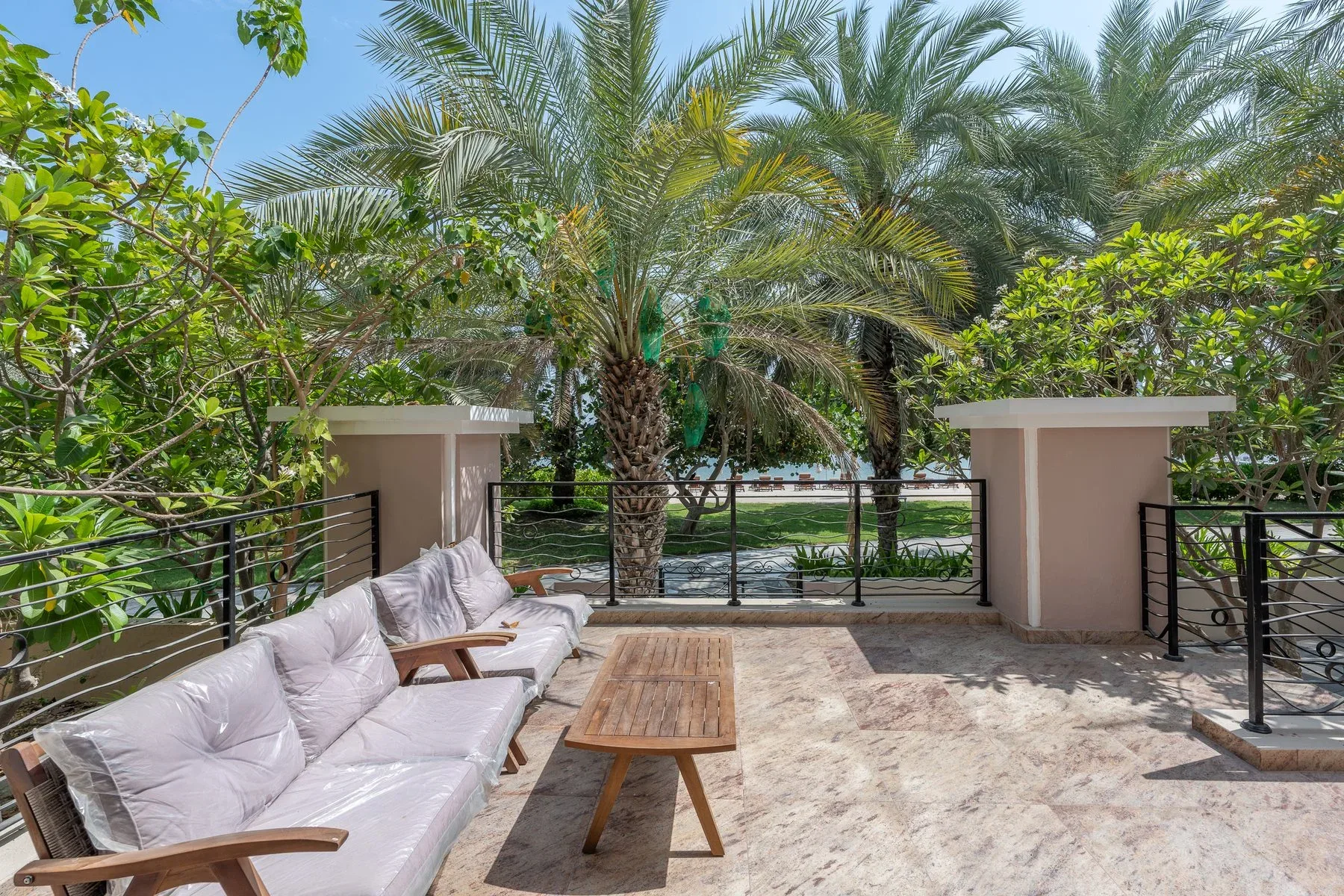 Resort-Like Beachfront Villa on Palm Jumeirah — photograph 4