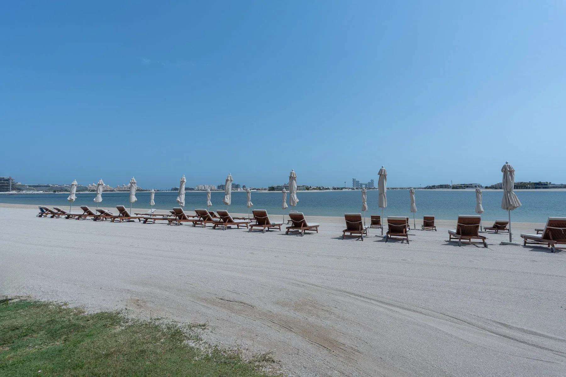 Resort-Like Beachfront Villa on Palm Jumeirah — photograph 6