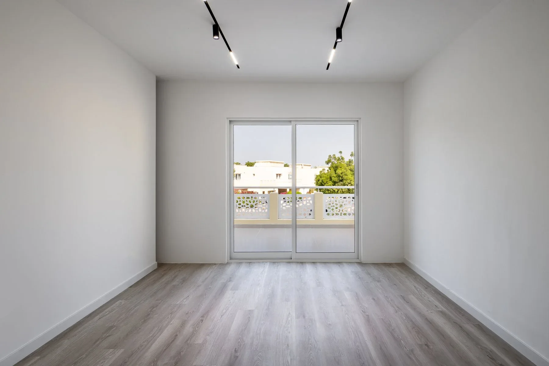Private Upgraded Meadows Home Within Cul-De-Sac — photograph 4