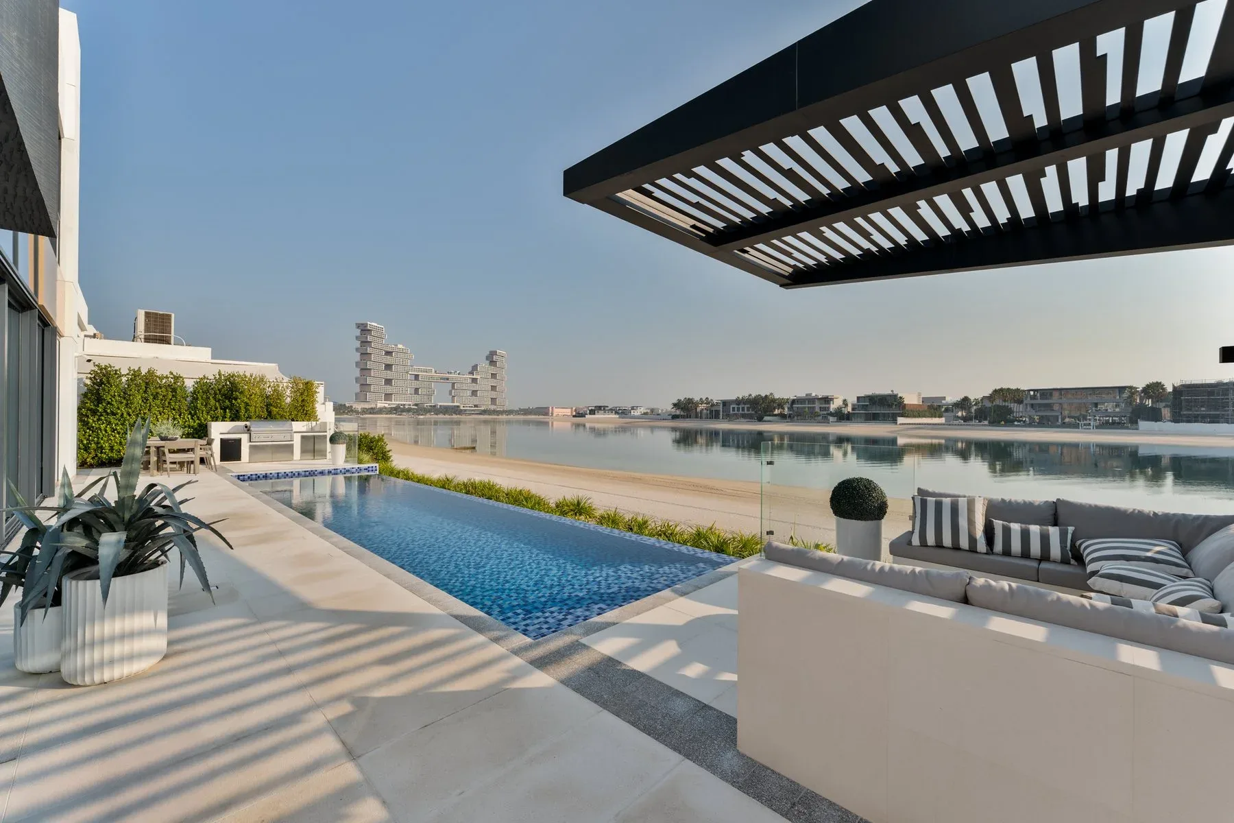 Stunning Custom-Built Modern Villa on Palm Frond — photograph 2