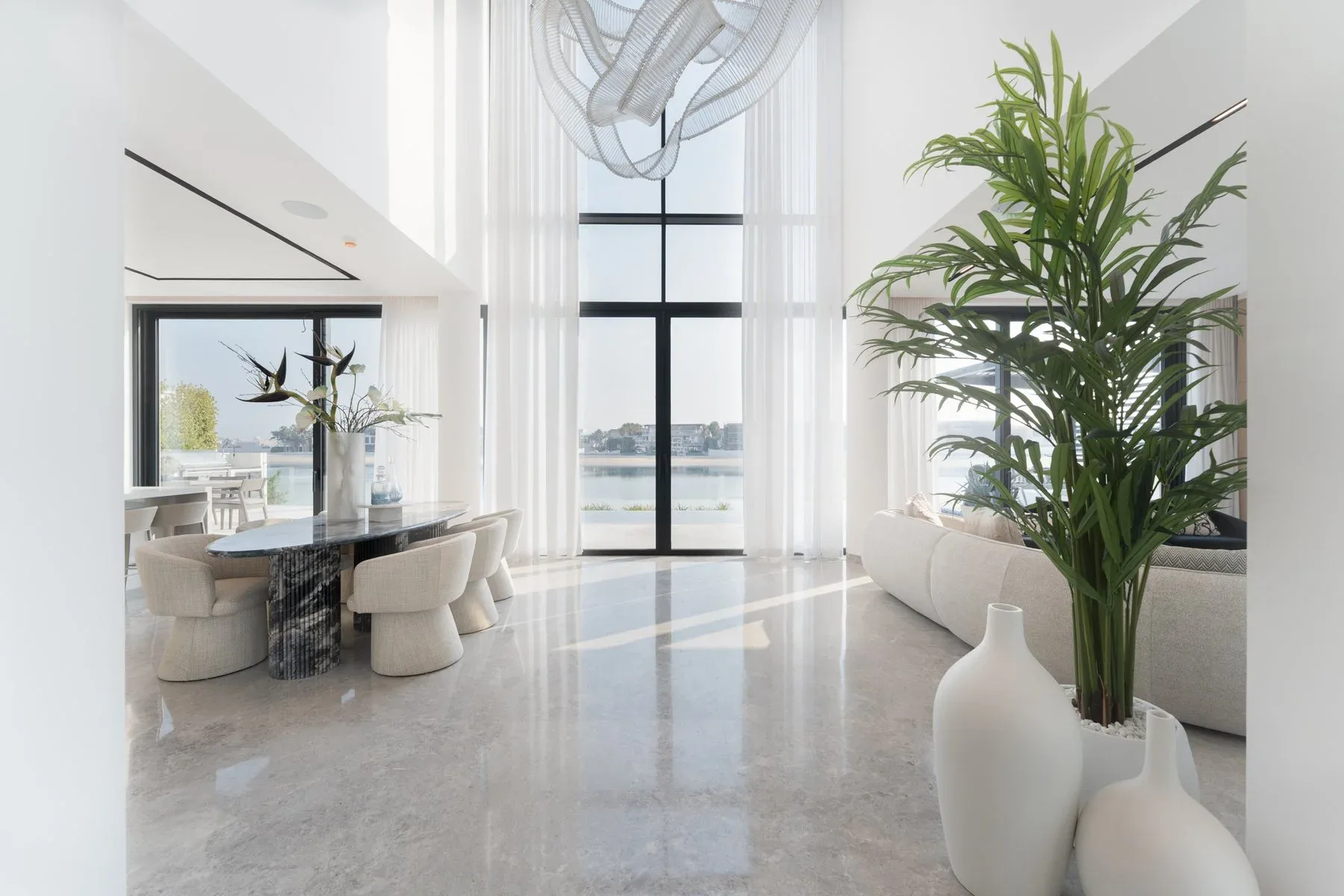 Stunning Custom-Built Modern Villa on Palm Frond — photograph 3
