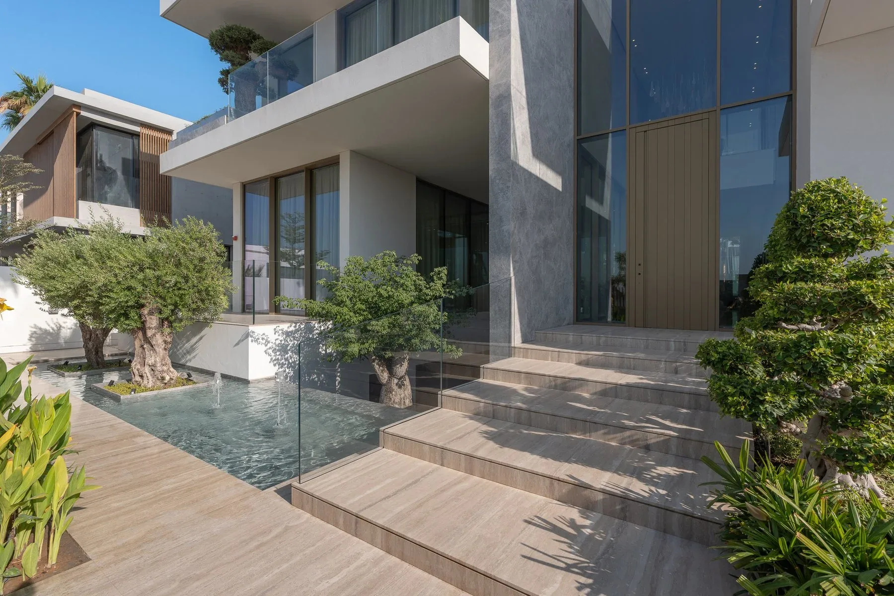Custom La Mer Villa with Roof Terrace — photograph 1