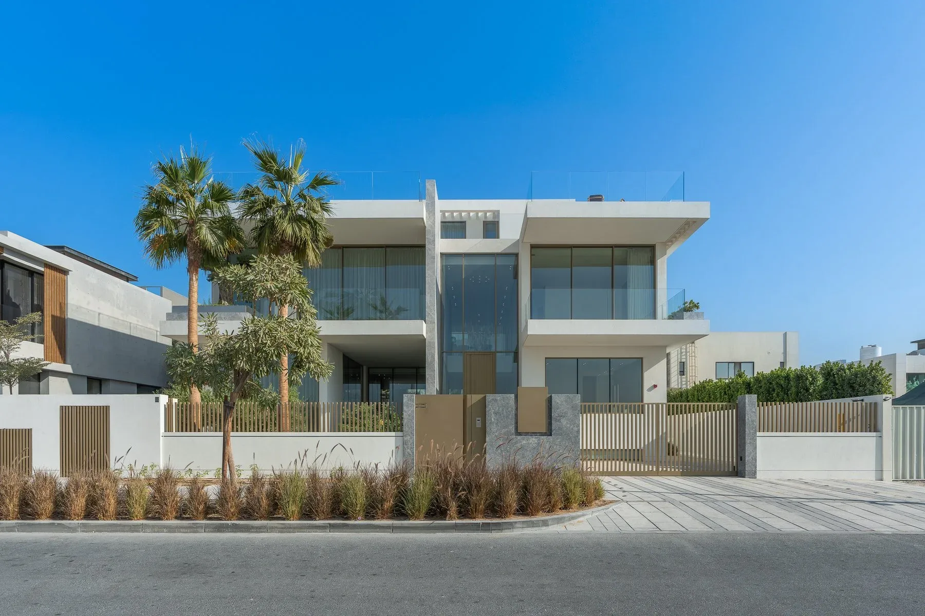 Custom La Mer Villa with Roof Terrace — photograph 3