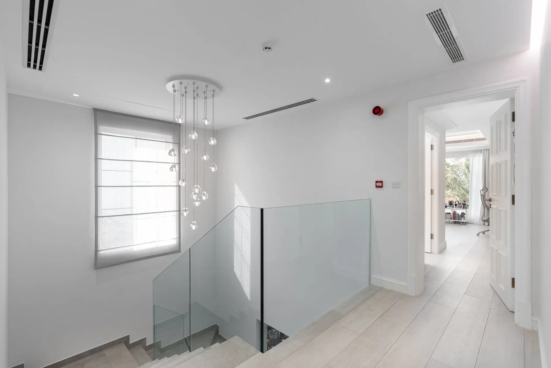Stunning Custom-Built Modern Villa on Palm Frond — photograph 8