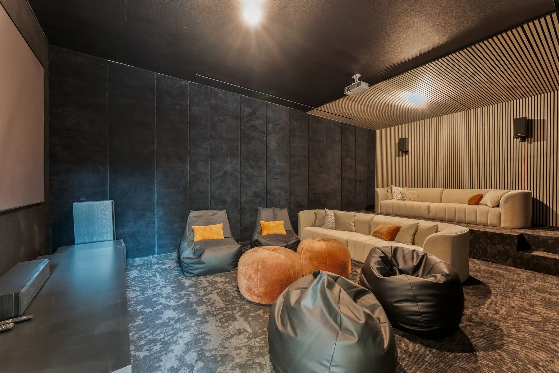 Stunning Custom-Built Modern Villa on Palm Frond — photograph 9
