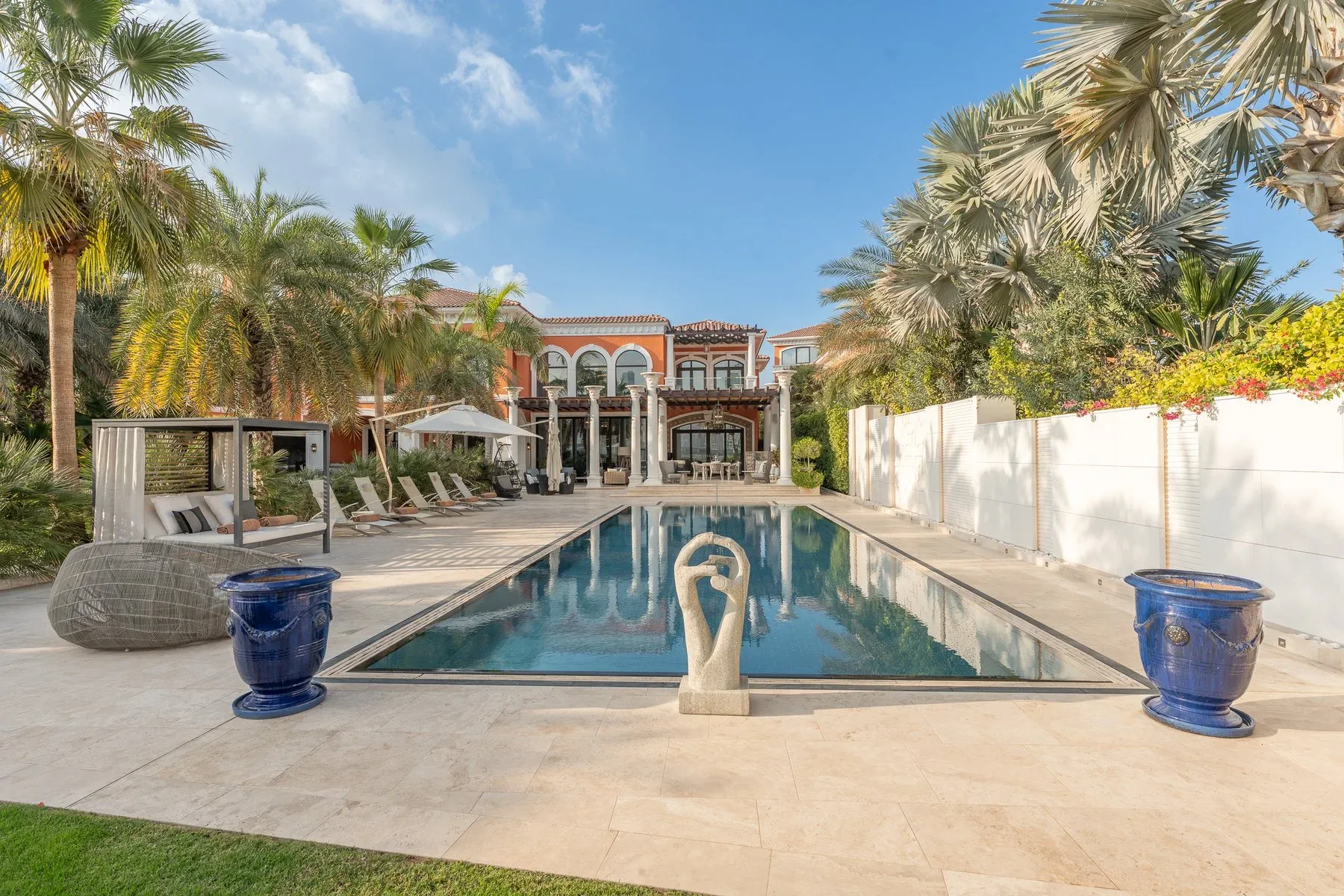 Mediterranean Waterfront Villa on Palm Jumeirah — photograph 1