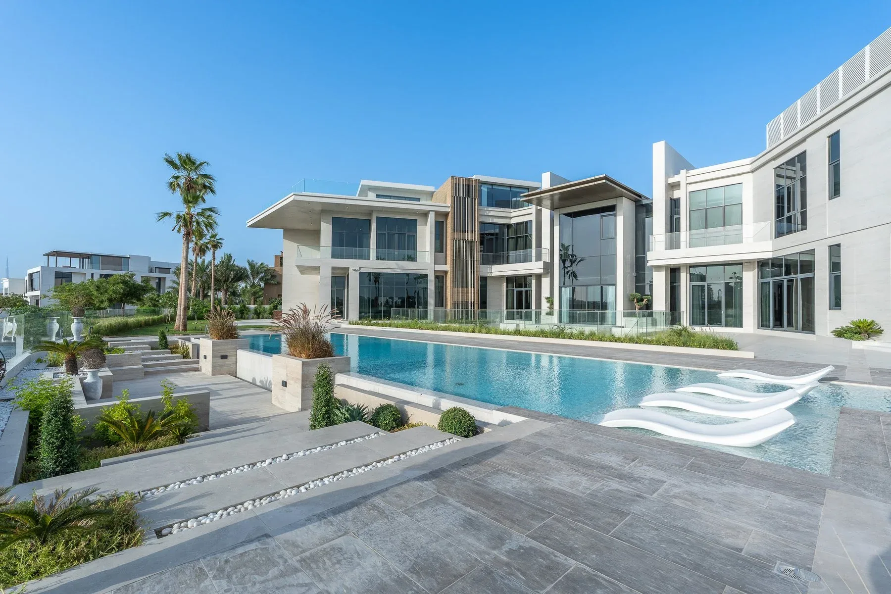 Luxurious 8-Bedroom Mansion with Panoramic Golf Course View — photograph 1