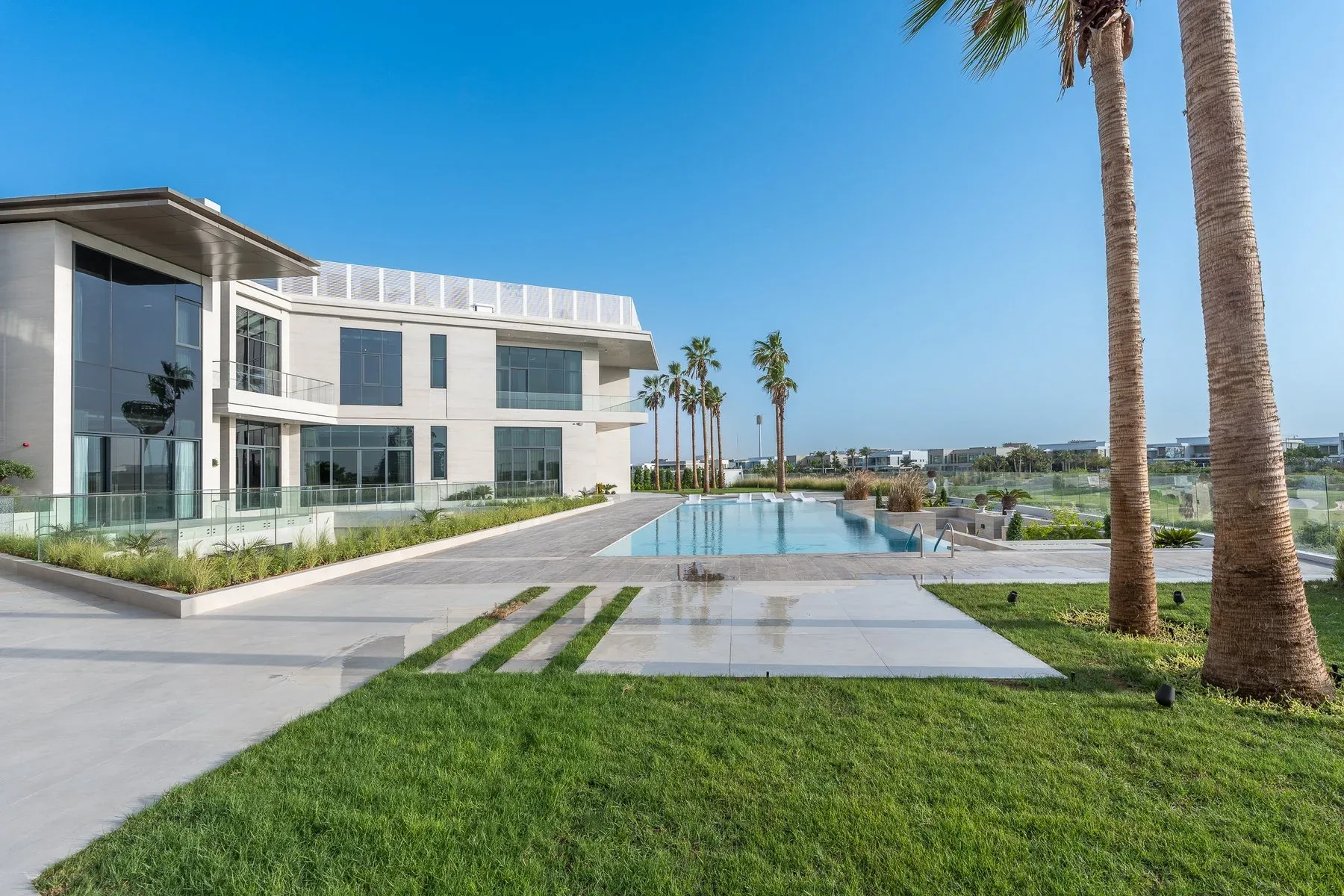 Luxurious 8-Bedroom Mansion with Panoramic Golf Course View — photograph 2