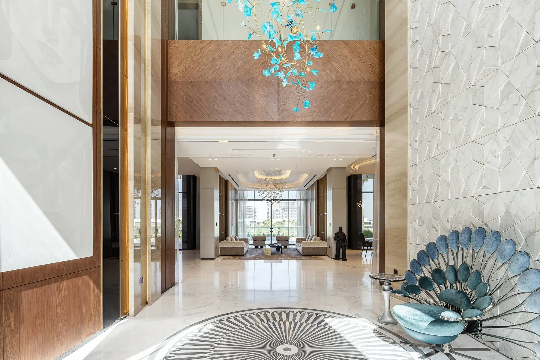 Luxurious 8-Bedroom Mansion with Panoramic Golf Course View — photograph 3
