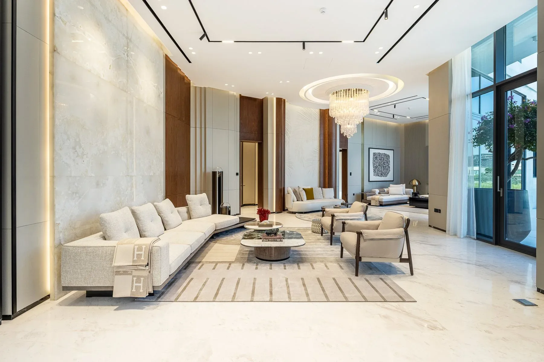 Luxurious 8-Bedroom Mansion with Panoramic Golf Course View — photograph 6