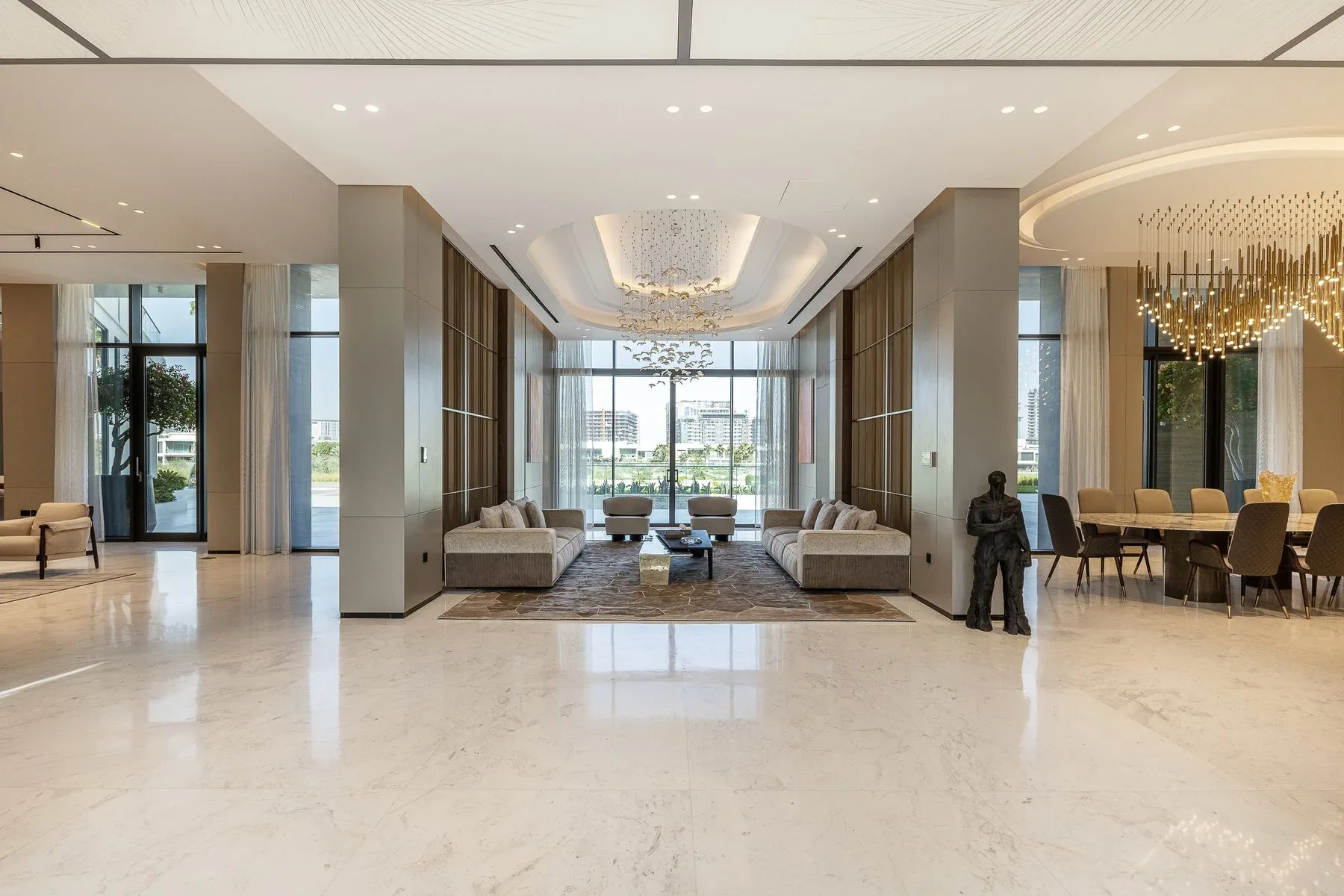 Luxurious 8-Bedroom Mansion with Panoramic Golf Course View — photograph 4
