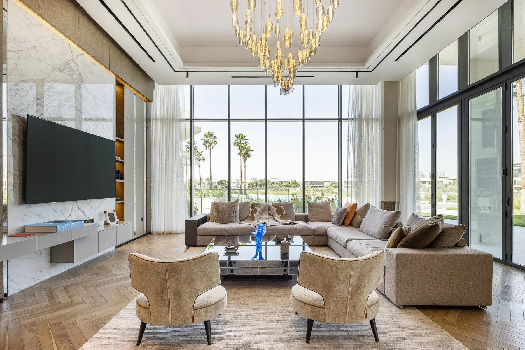 Luxurious 8-Bedroom Mansion with Panoramic Golf Course View — photograph 8