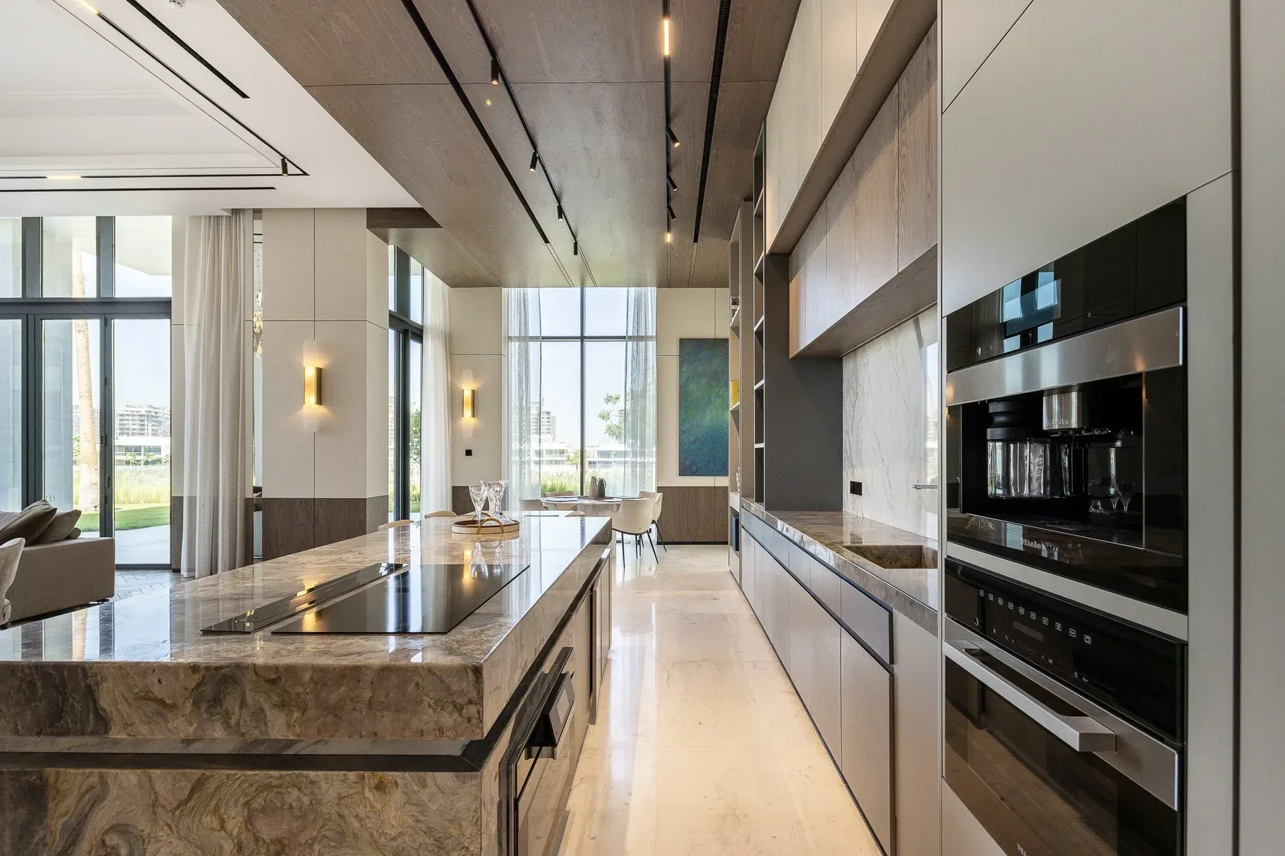 Luxurious 8-Bedroom Mansion with Panoramic Golf Course View — photograph 10