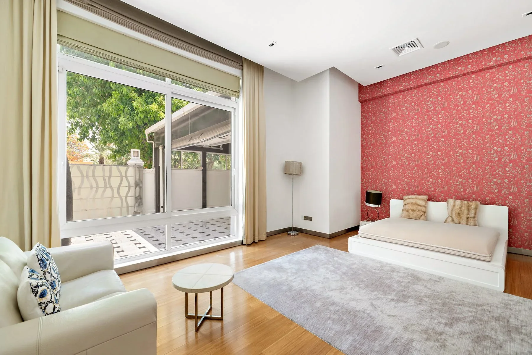 Exceptional Design Opportunity in Emirates Hills — photograph 3