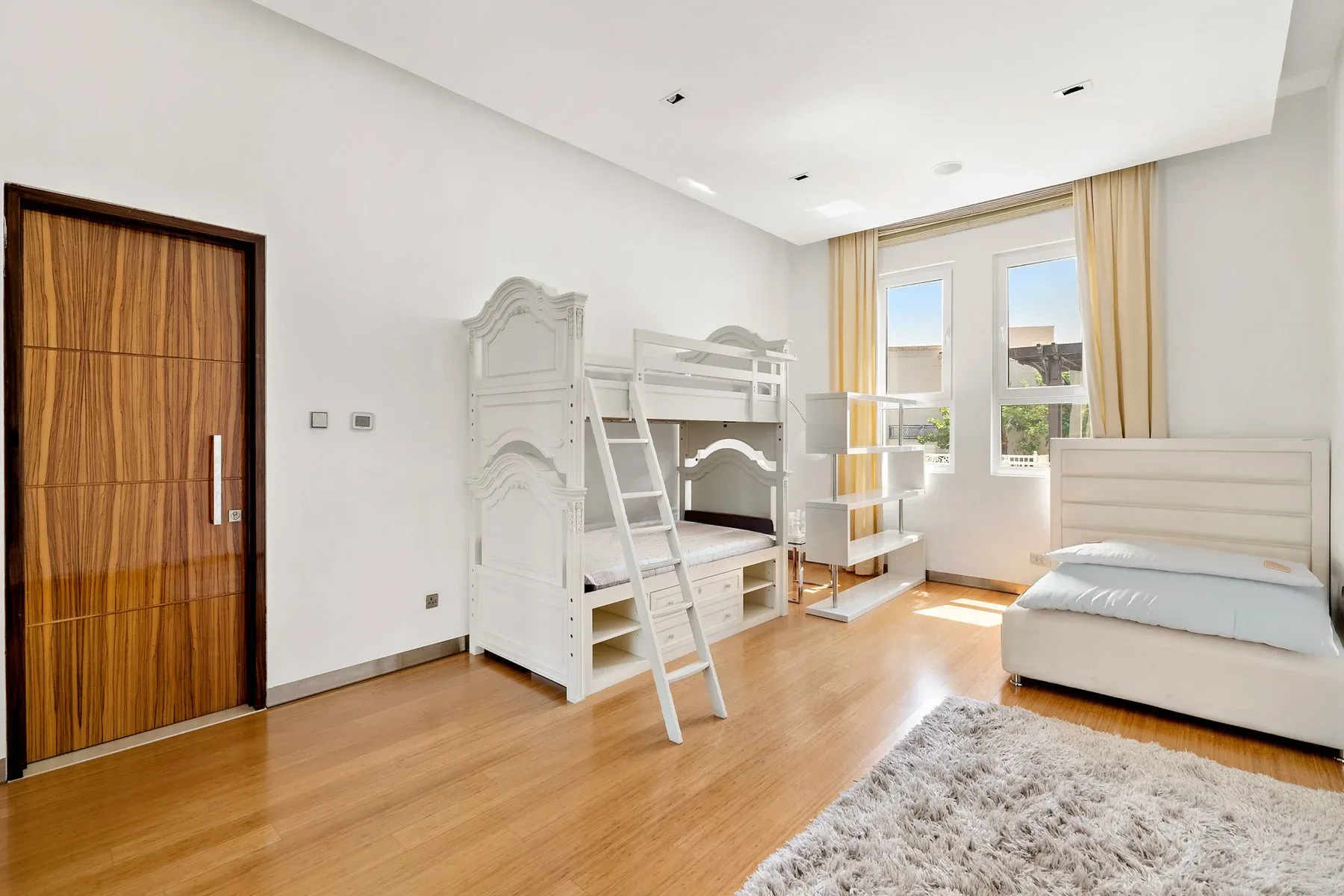 Exceptional Design Opportunity in Emirates Hills — photograph 6