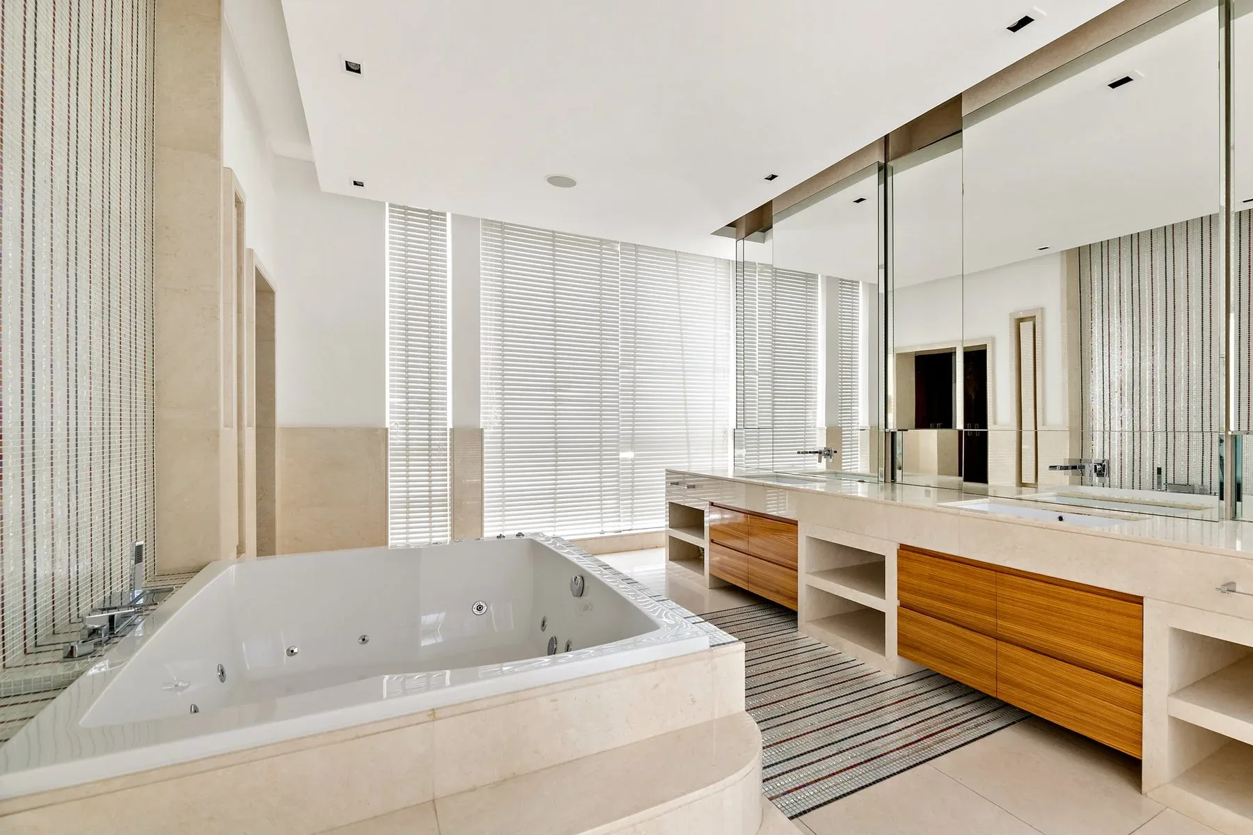 Exceptional Design Opportunity in Emirates Hills — photograph 5