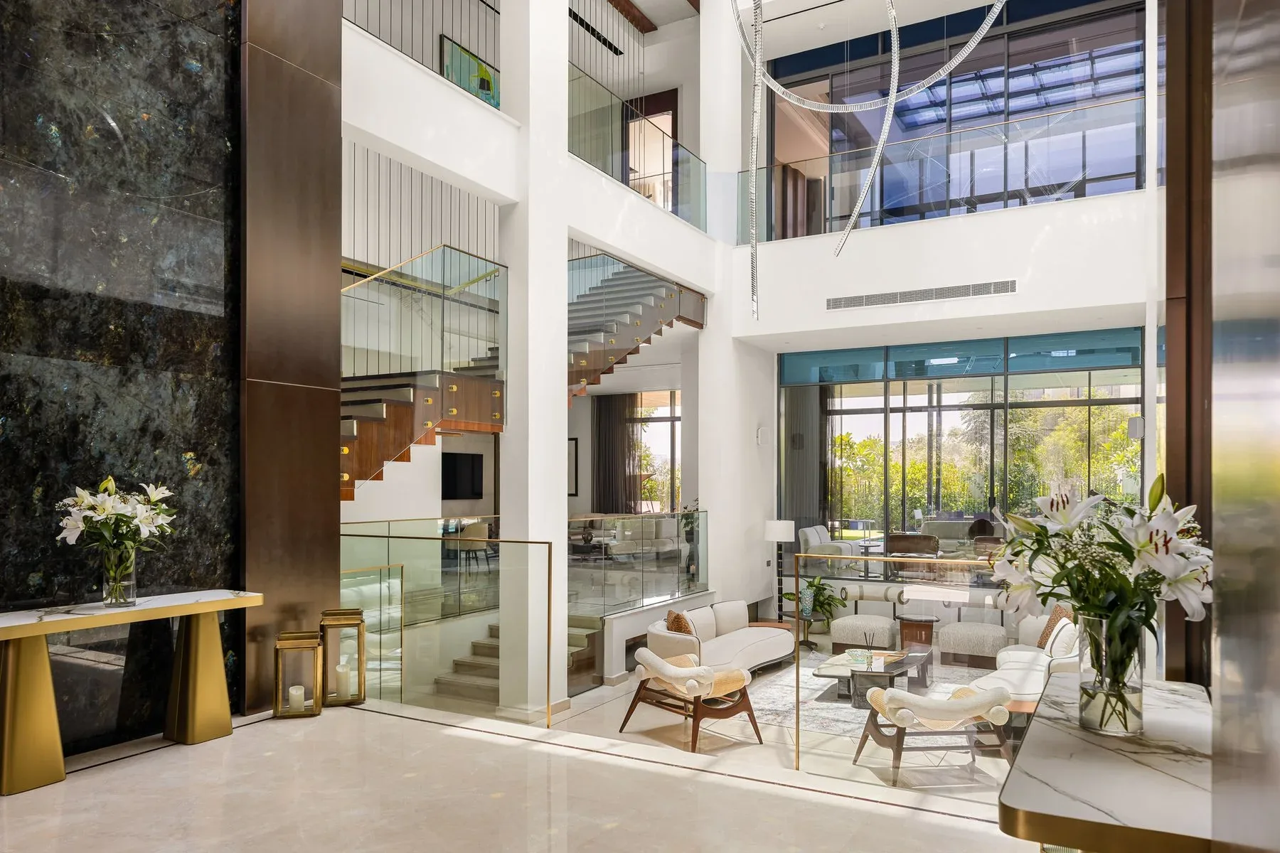 Exquisitely Designed Villa in The Fairway — photograph 3