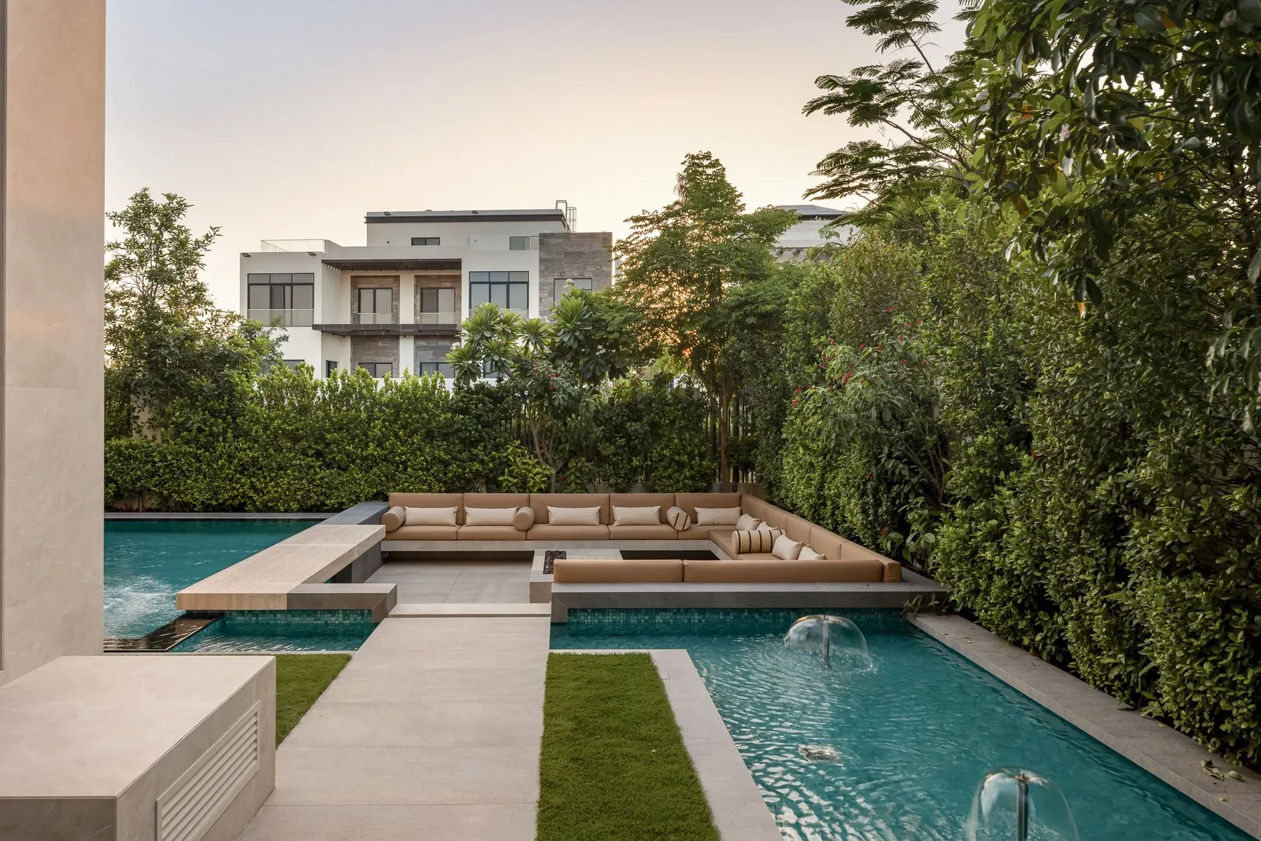Exquisitely Designed Villa in The Fairway — photograph 2