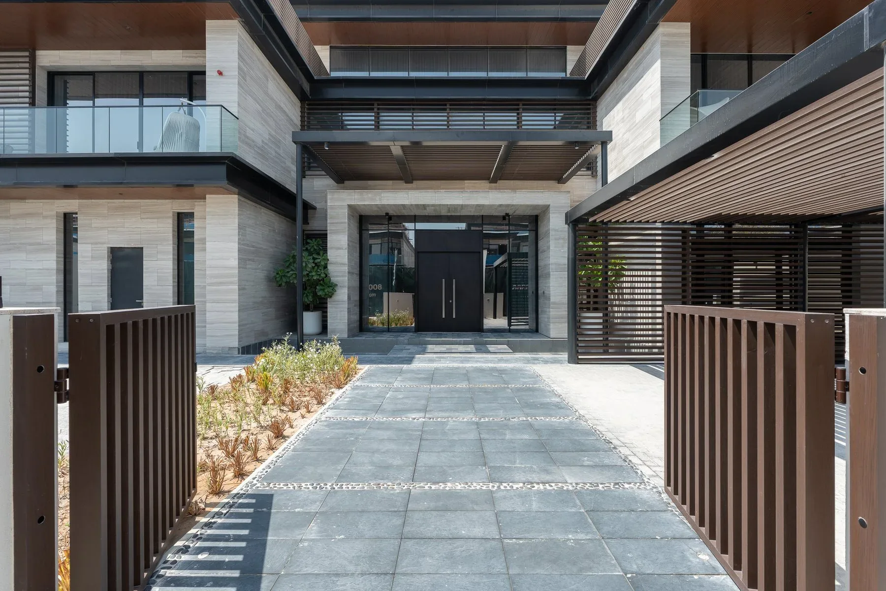 Magnificent Zen Villa in Sierra Views — photograph 3
