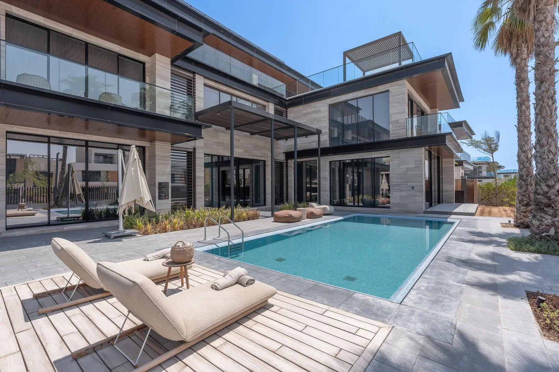 Magnificent Zen Villa in Sierra Views — photograph 1