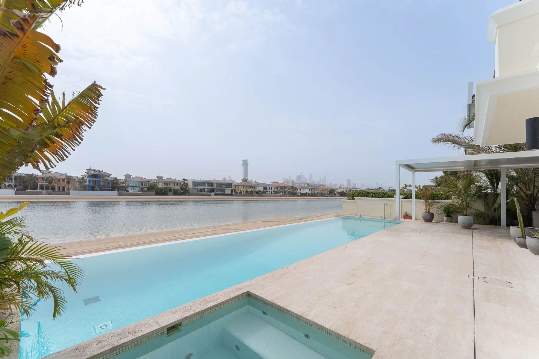 Majestic Palm Jumeirah Villa on a Coveted Frond — photograph 1