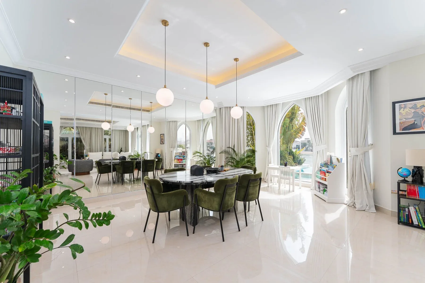 Majestic Palm Jumeirah Villa on a Coveted Frond — photograph 2