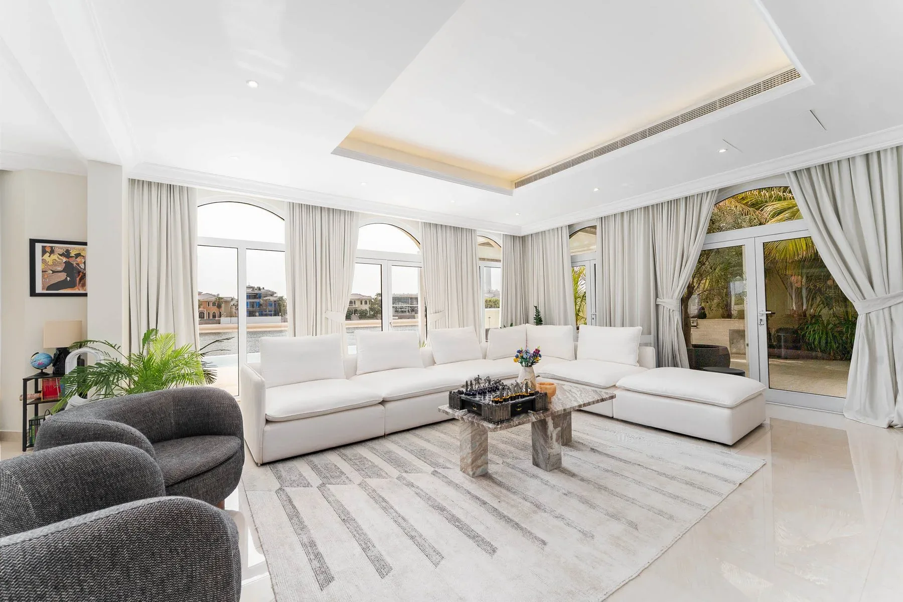 Majestic Palm Jumeirah Villa on a Coveted Frond — photograph 3