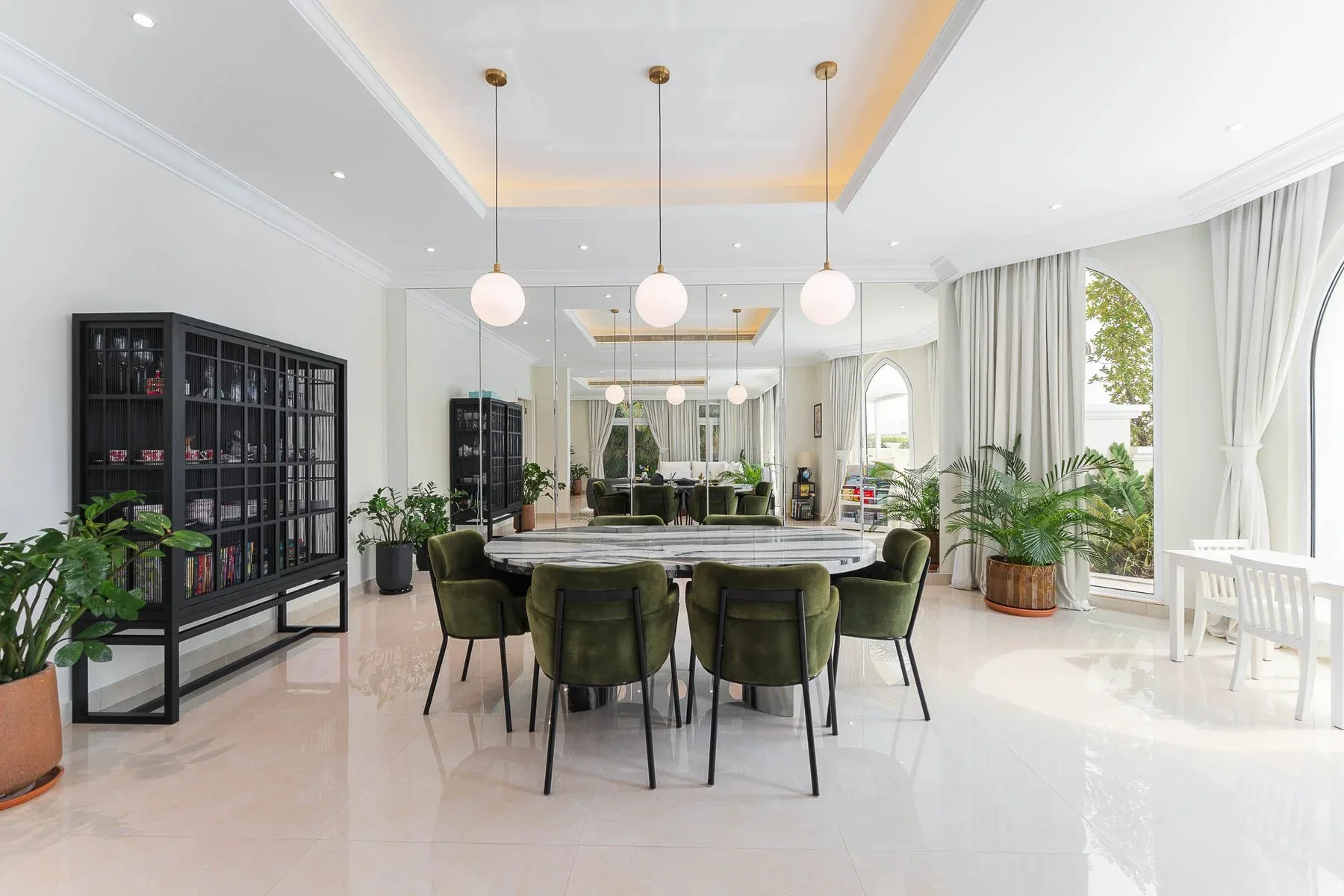 Majestic Palm Jumeirah Villa on a Coveted Frond — photograph 4