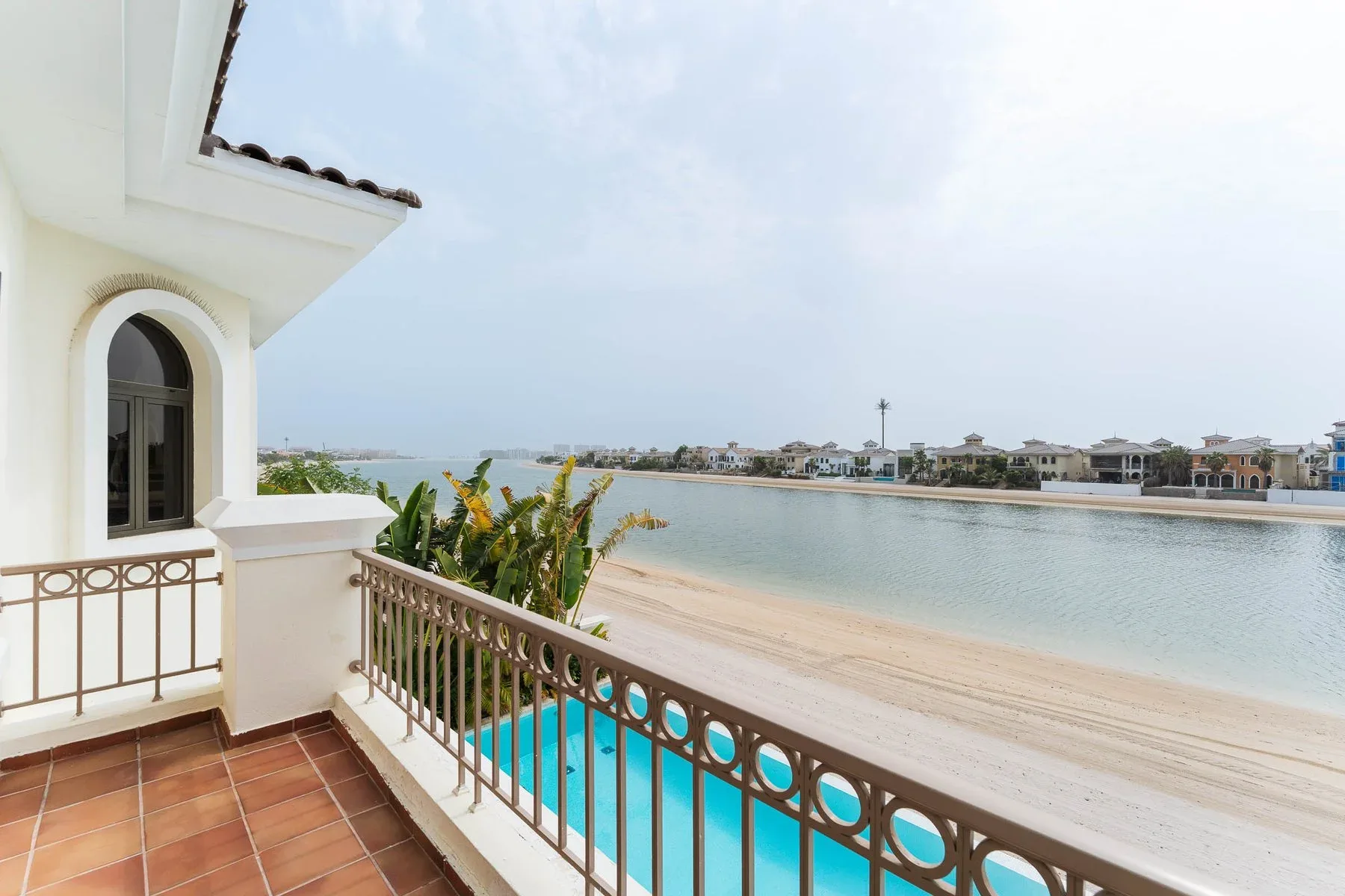 Majestic Palm Jumeirah Villa on a Coveted Frond — photograph 10