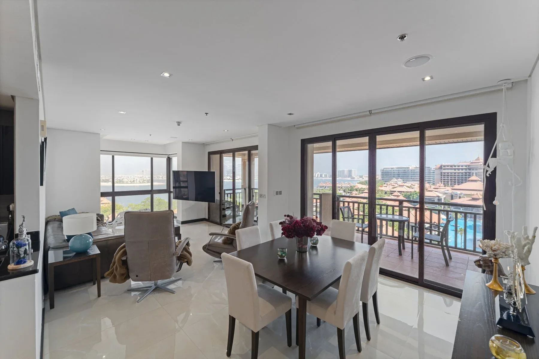 Outstanding High-Floor Corner Apartment with Sea View — photograph 2