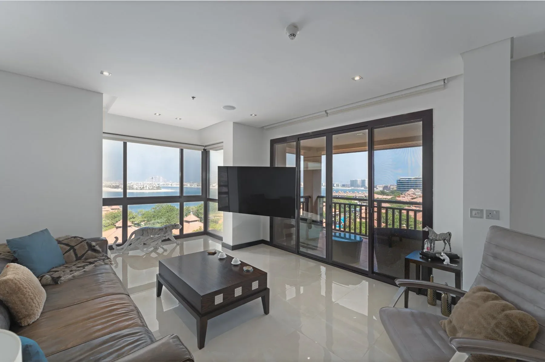 Outstanding High-Floor Corner Apartment with Sea View — photograph 3