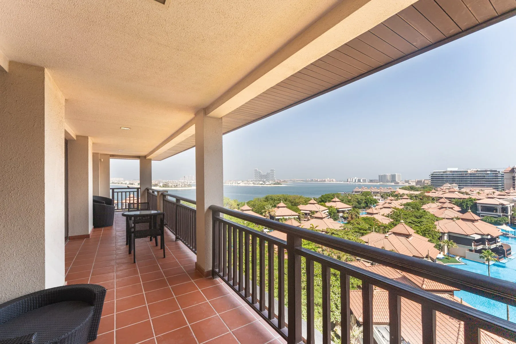 Outstanding High-Floor Corner Apartment with Sea View — photograph 1