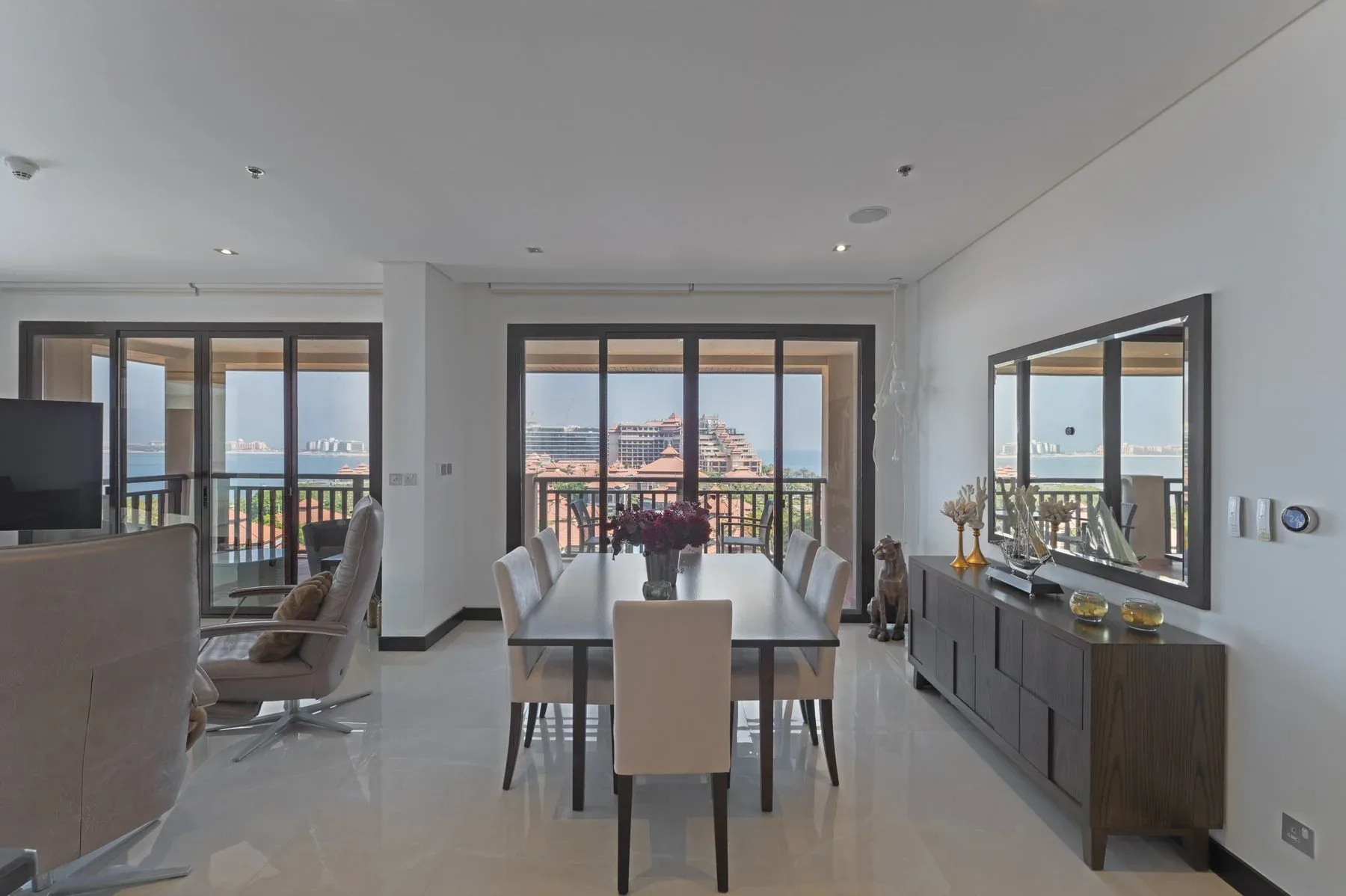 Outstanding High-Floor Corner Apartment with Sea View — photograph 4