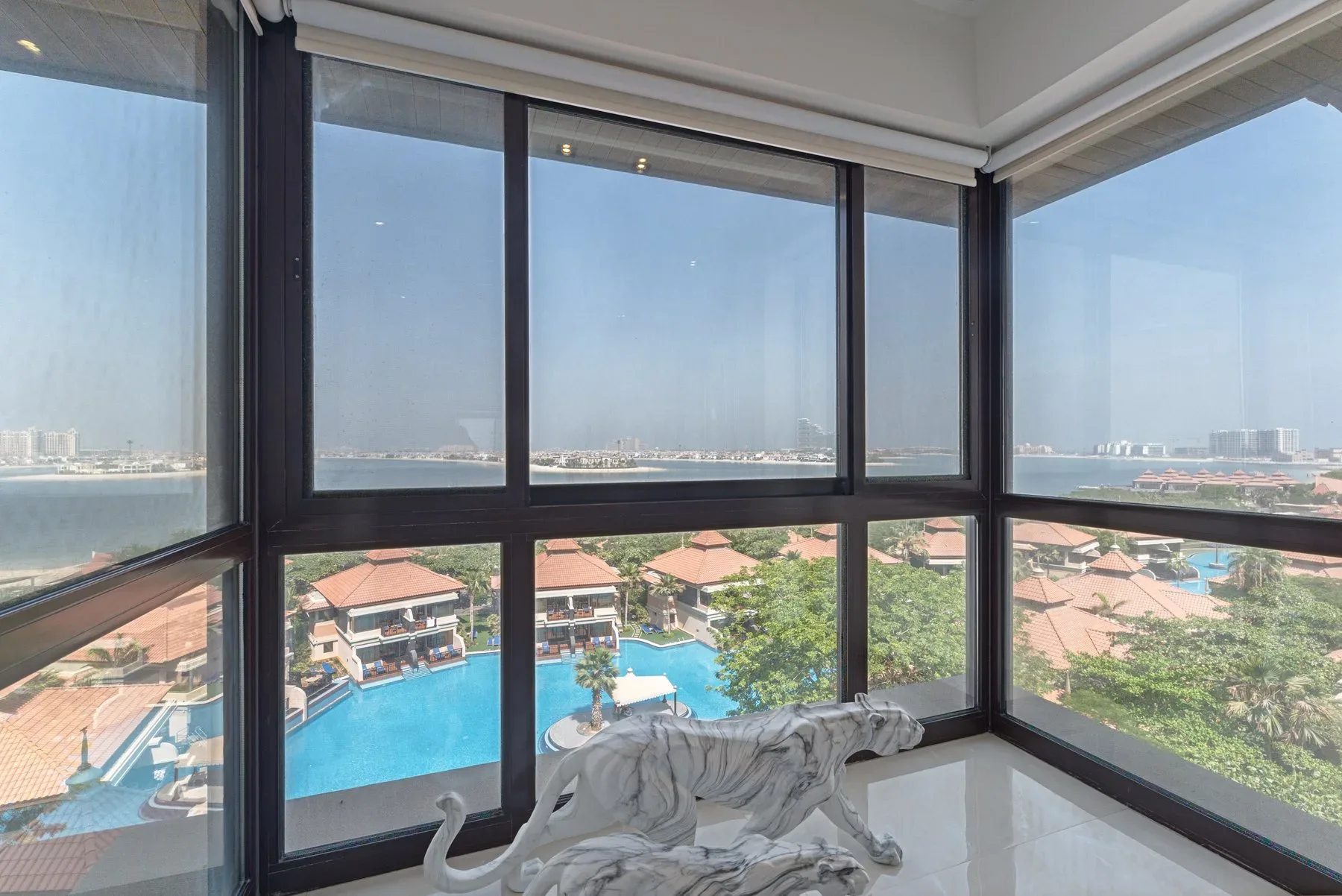 Outstanding High-Floor Corner Apartment with Sea View — photograph 6