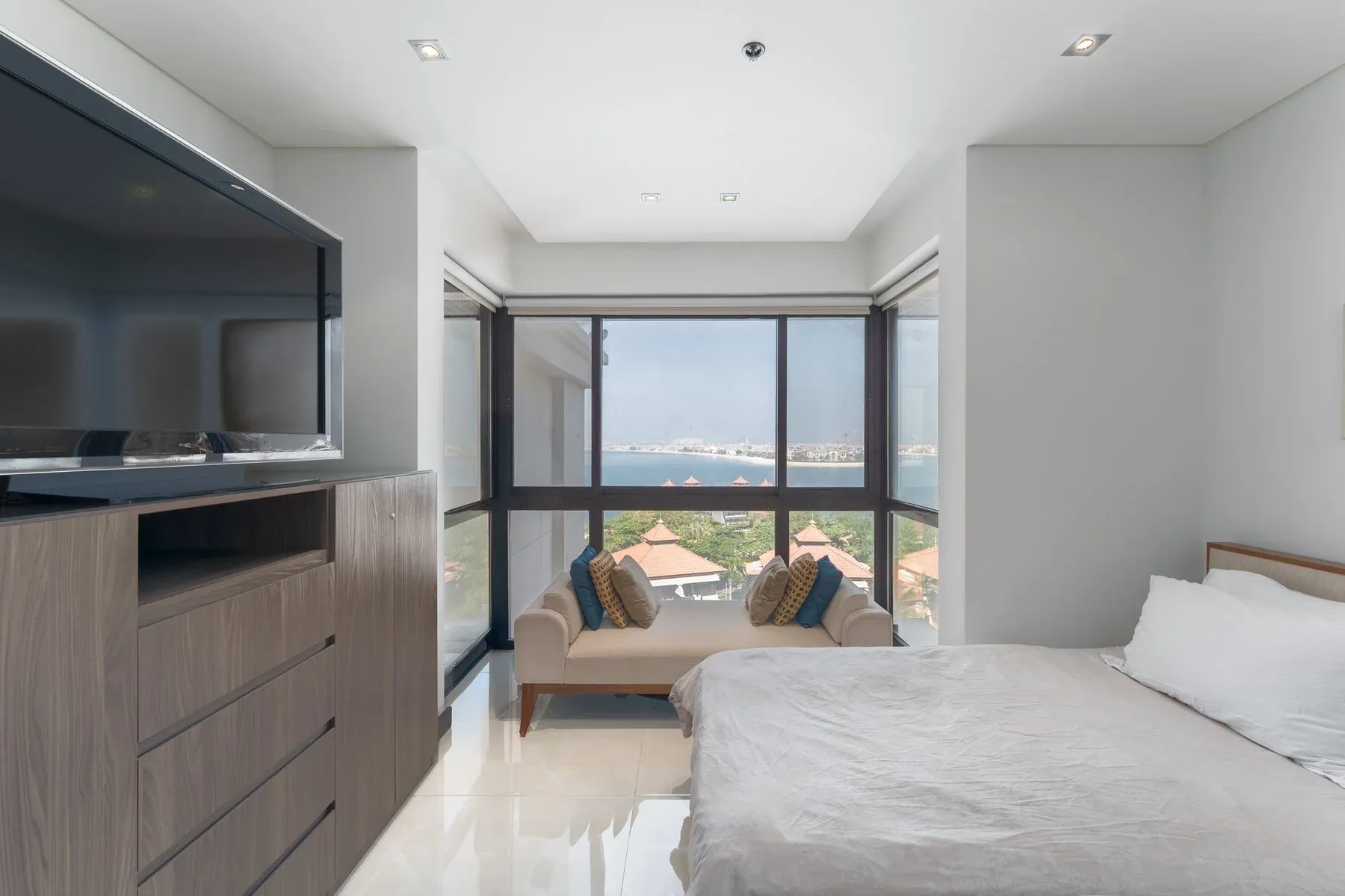 Outstanding High-Floor Corner Apartment with Sea View — photograph 7