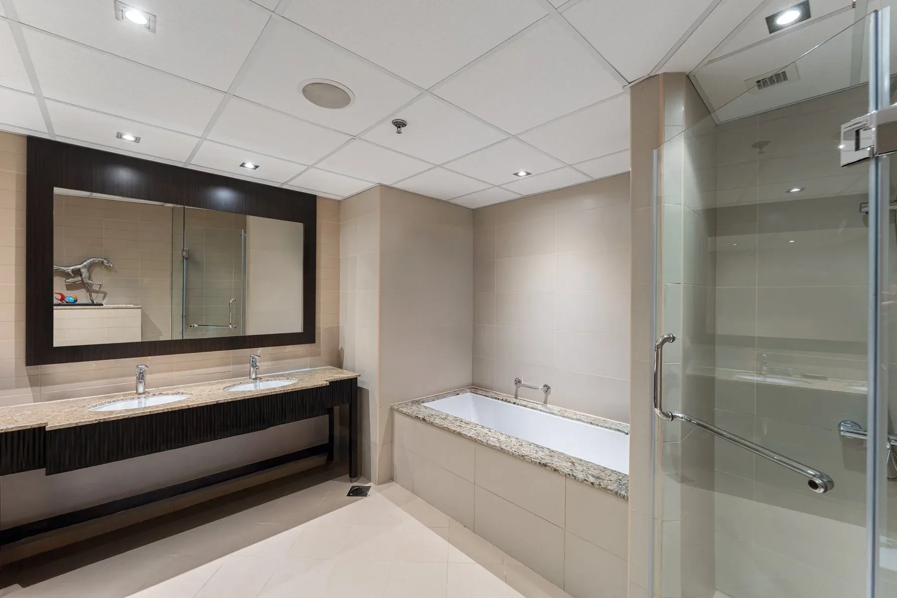 Outstanding High-Floor Corner Apartment with Sea View — photograph 9