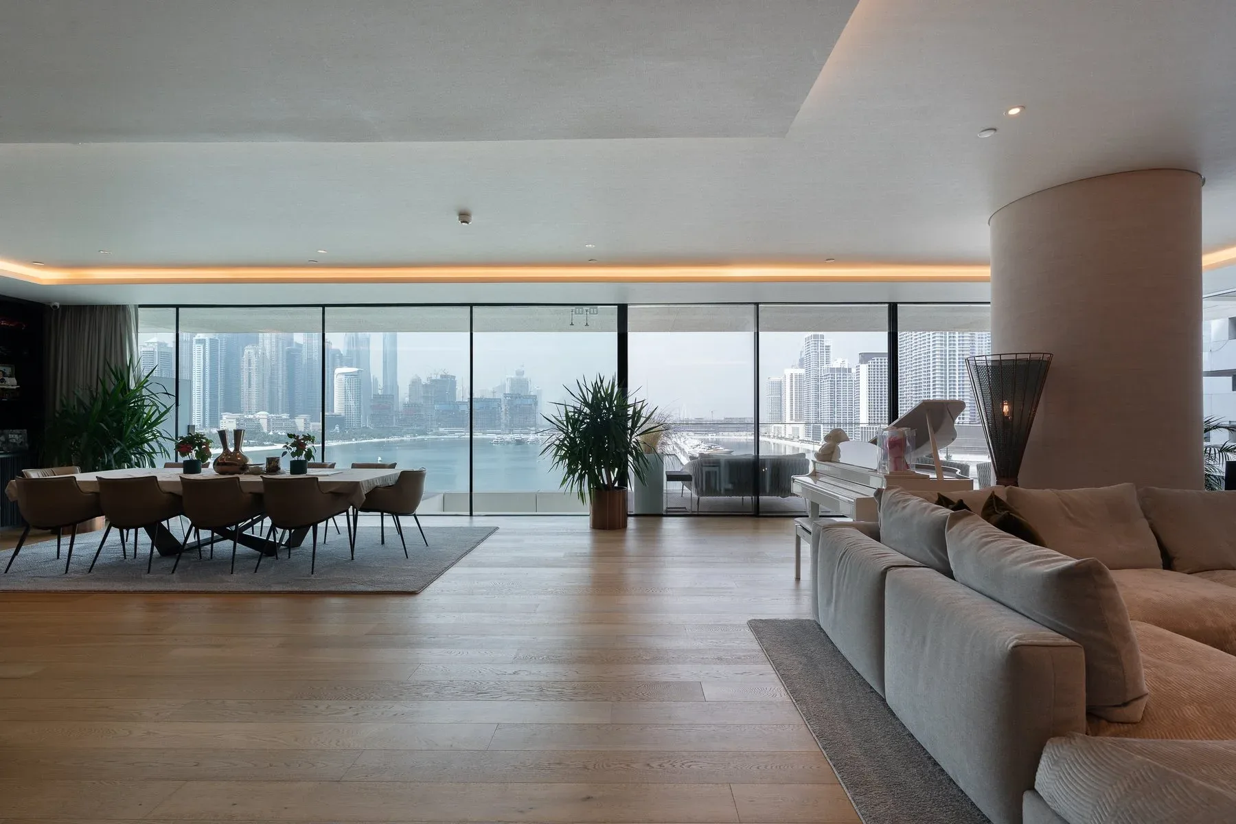 Voluminous Seafacing Apartment on Palm Jumeirah — photograph 1