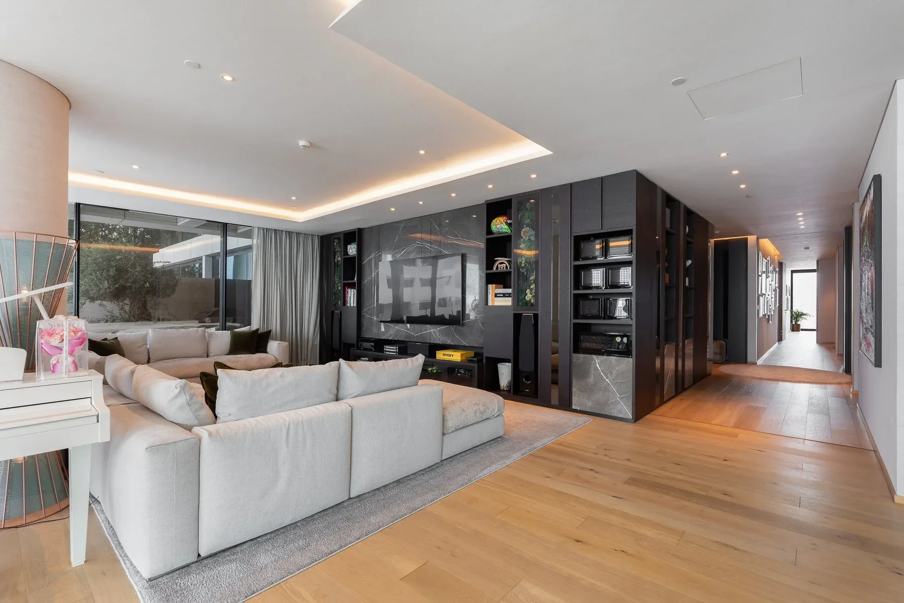 Voluminous Seafacing Apartment on Palm Jumeirah — photograph 3