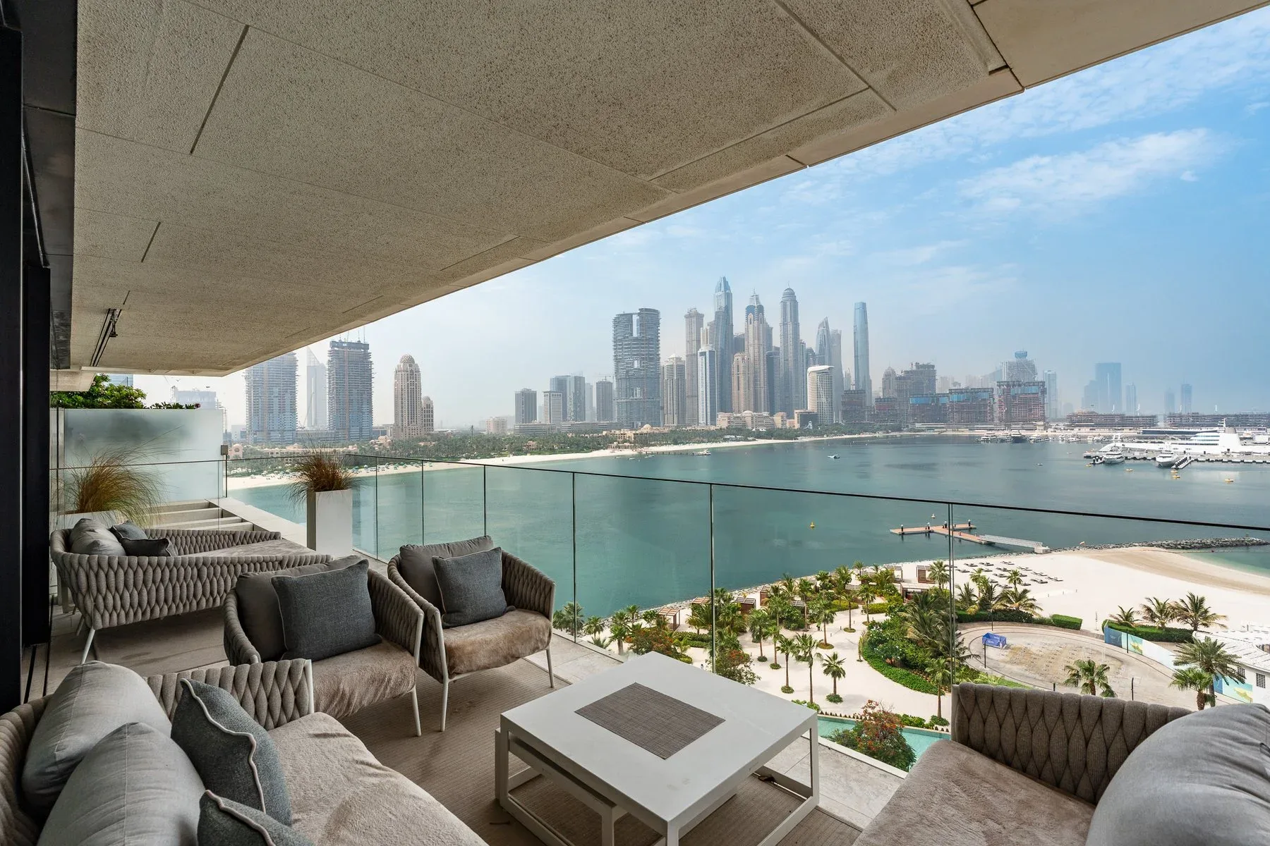 Voluminous Seafacing Apartment on Palm Jumeirah — photograph 5