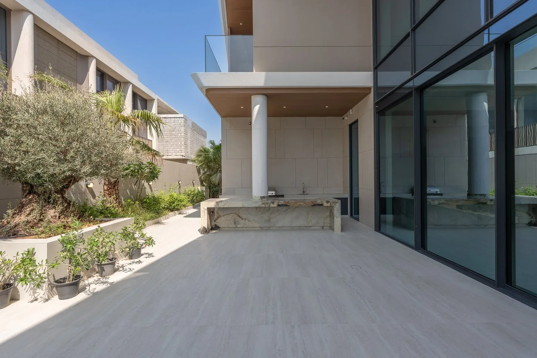 Brand New Villa with Expansive Interiors — photograph 2