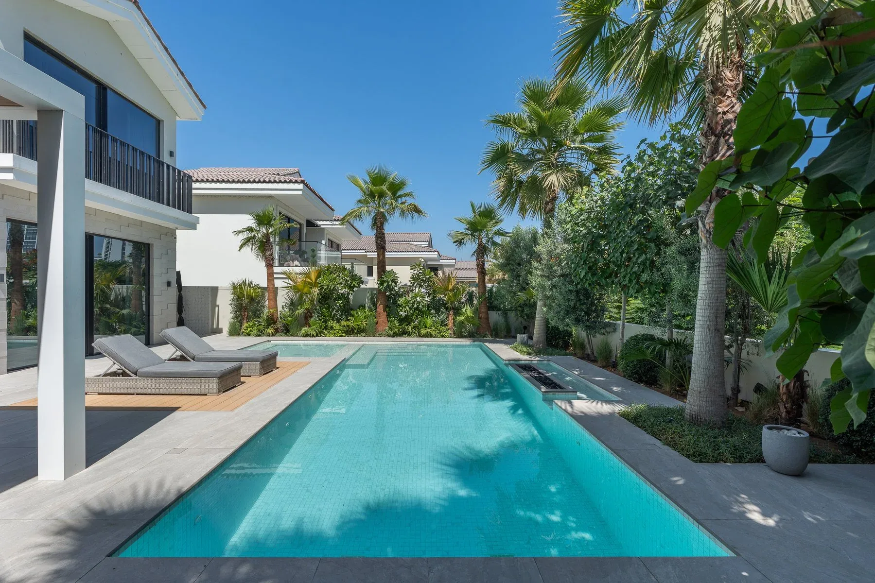 Refined Ready-to-Move Villa With Lake Views in JGE — photograph 2