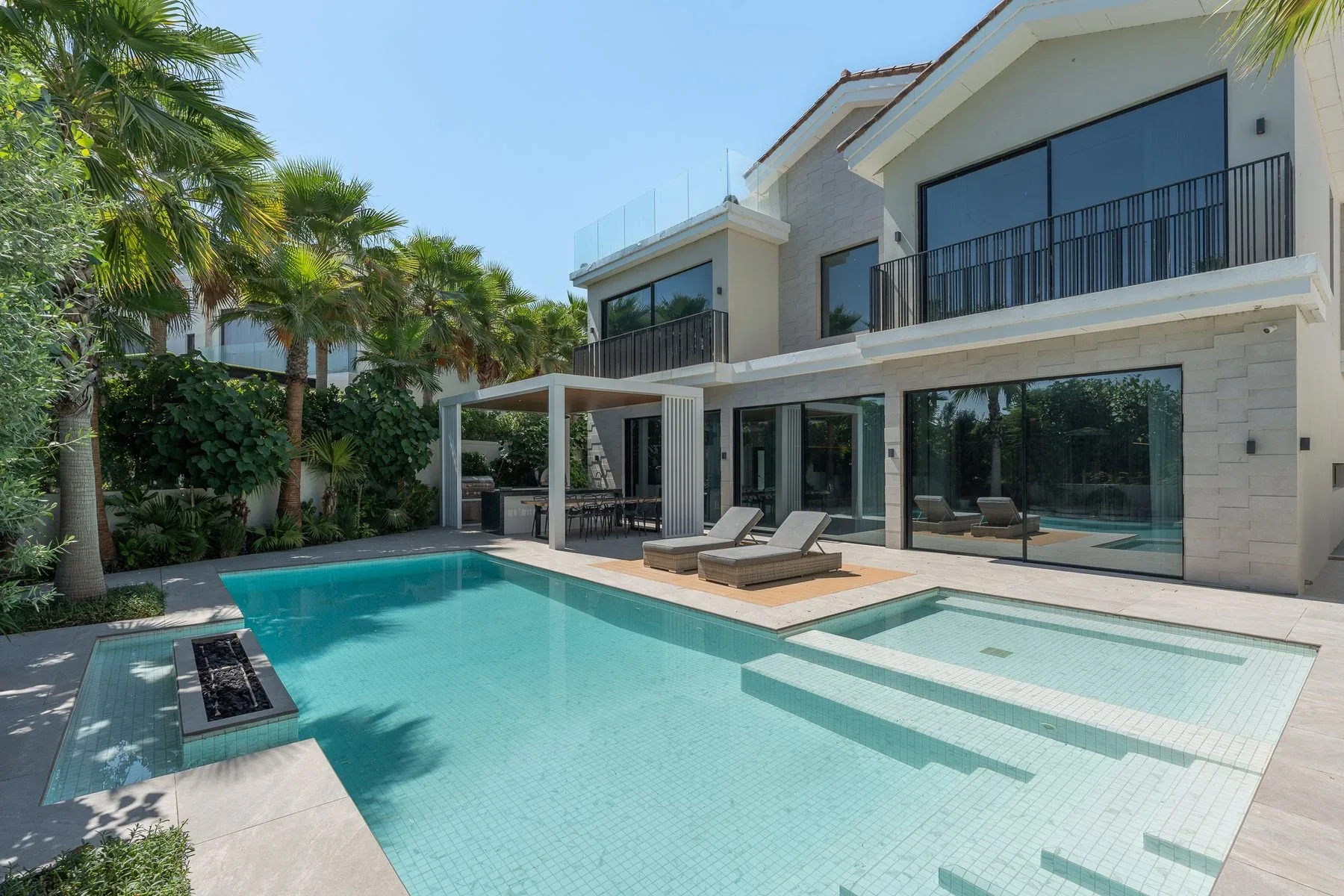 Refined Ready-to-Move Villa With Lake Views in JGE — photograph 1