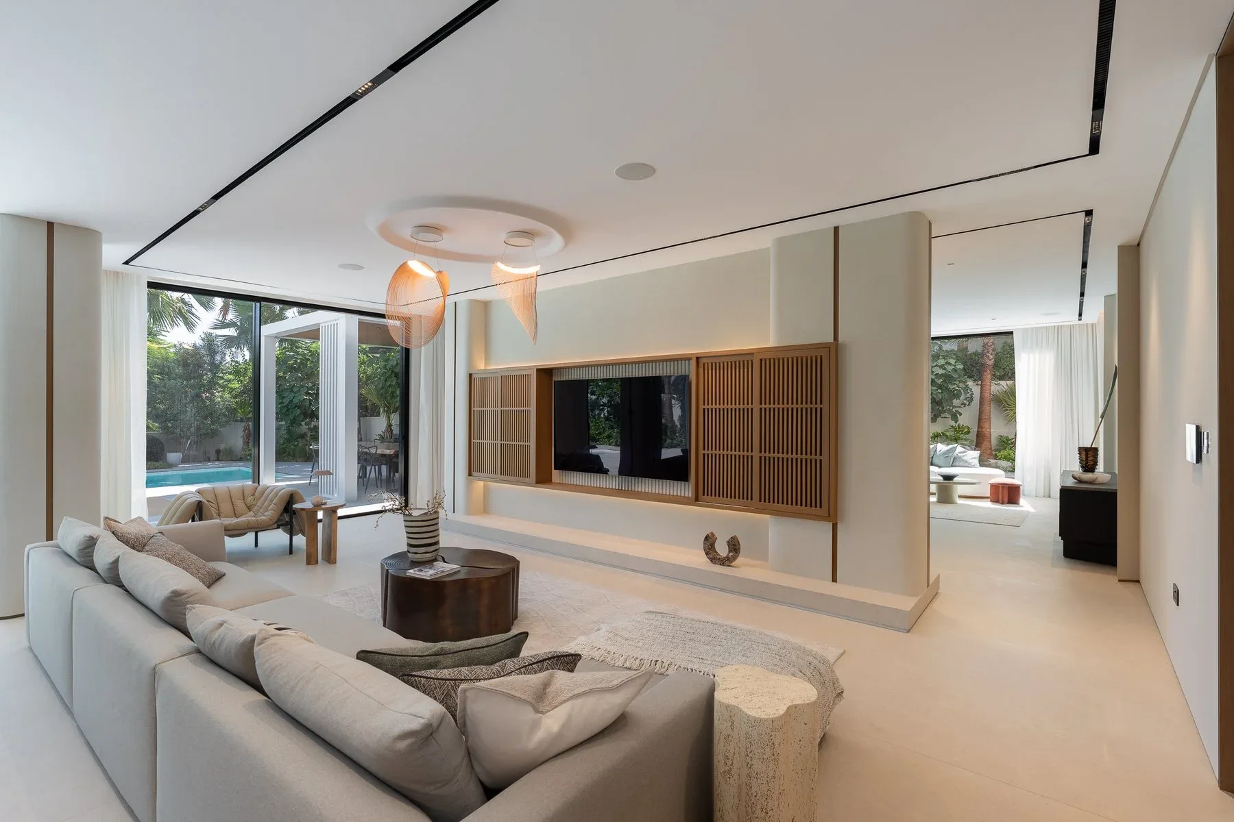 Refined Ready-to-Move Villa With Lake Views in JGE — photograph 5