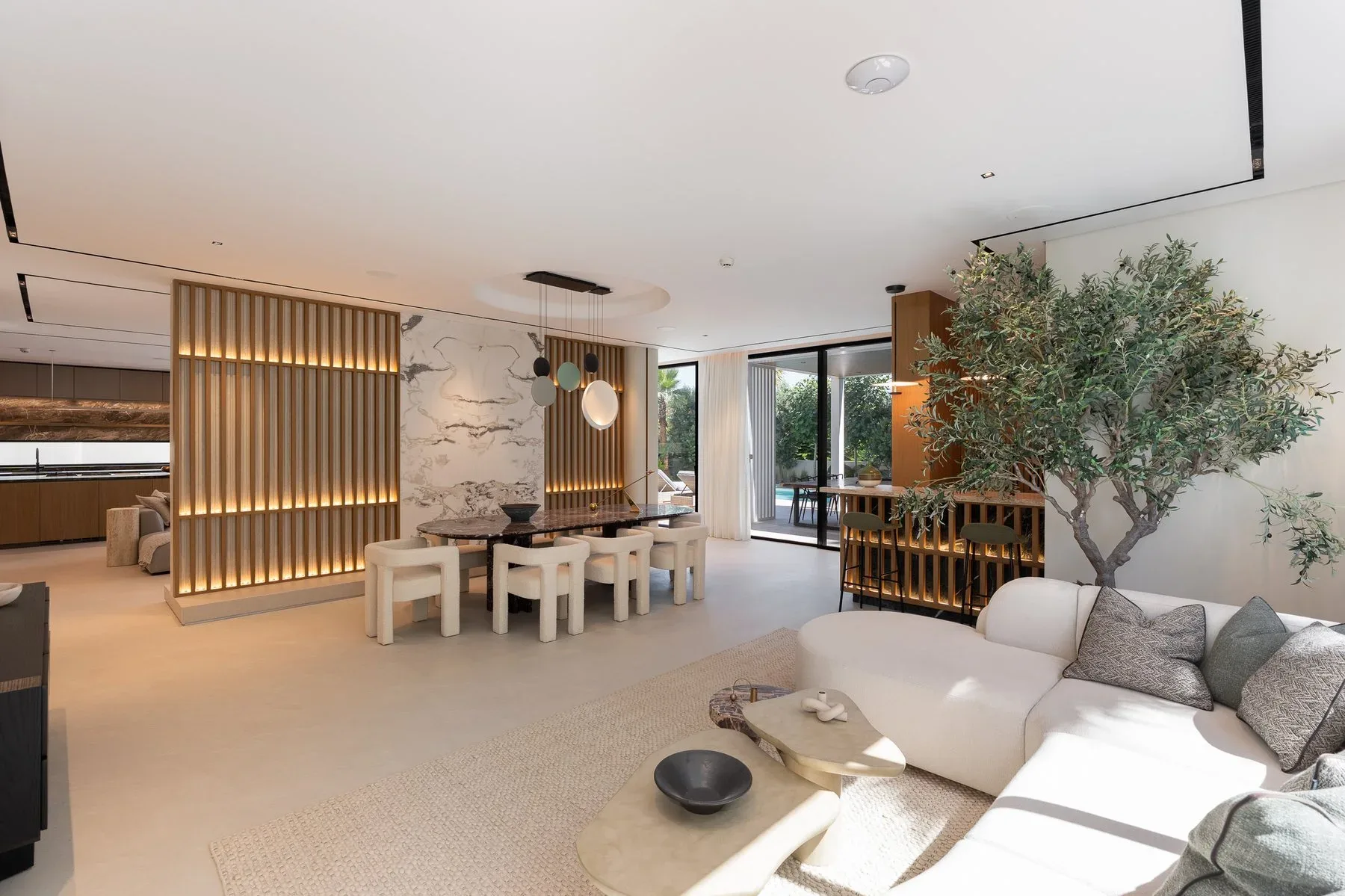 Refined Ready-to-Move Villa With Lake Views in JGE — photograph 4