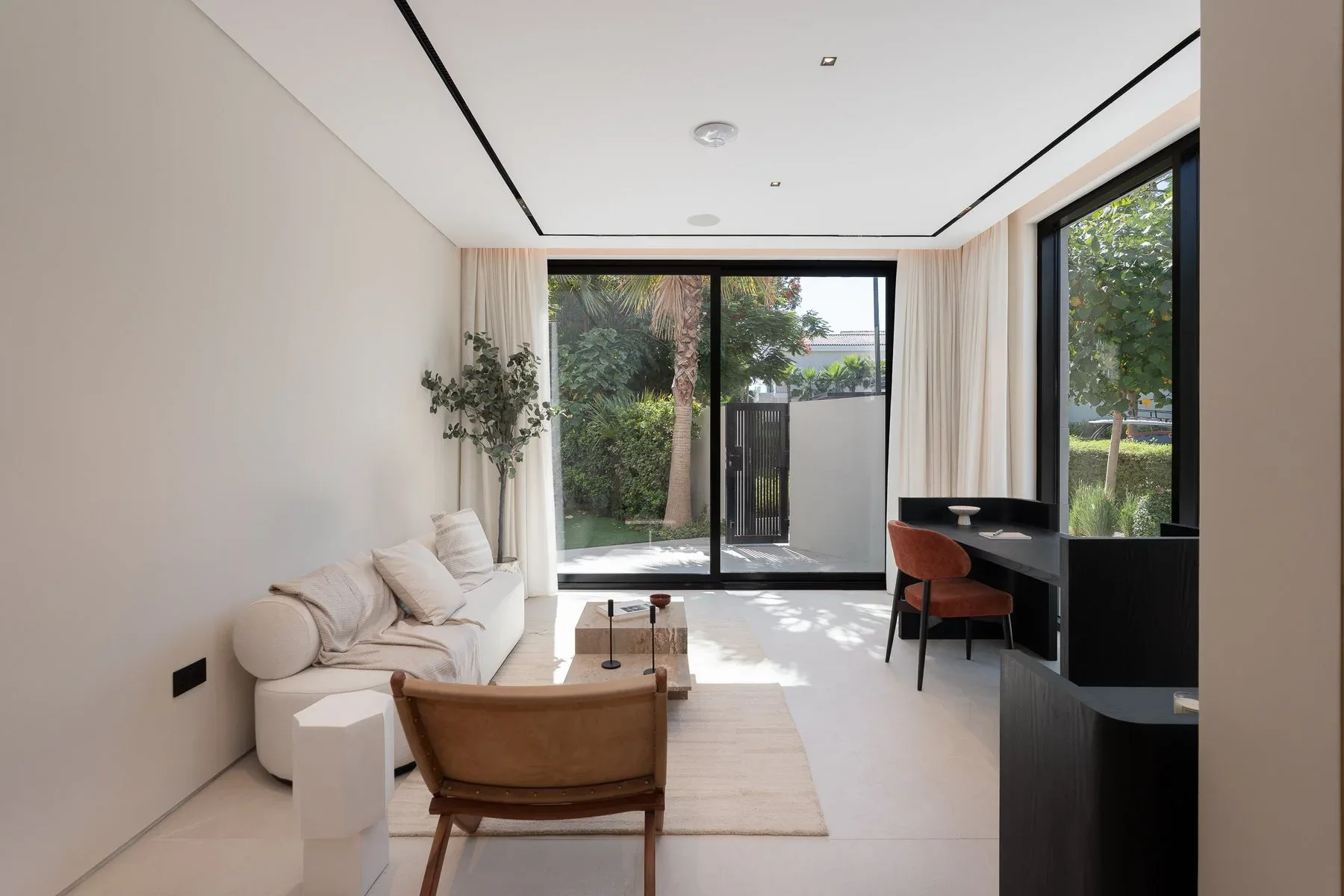 Refined Ready-to-Move Villa With Lake Views in JGE — photograph 9
