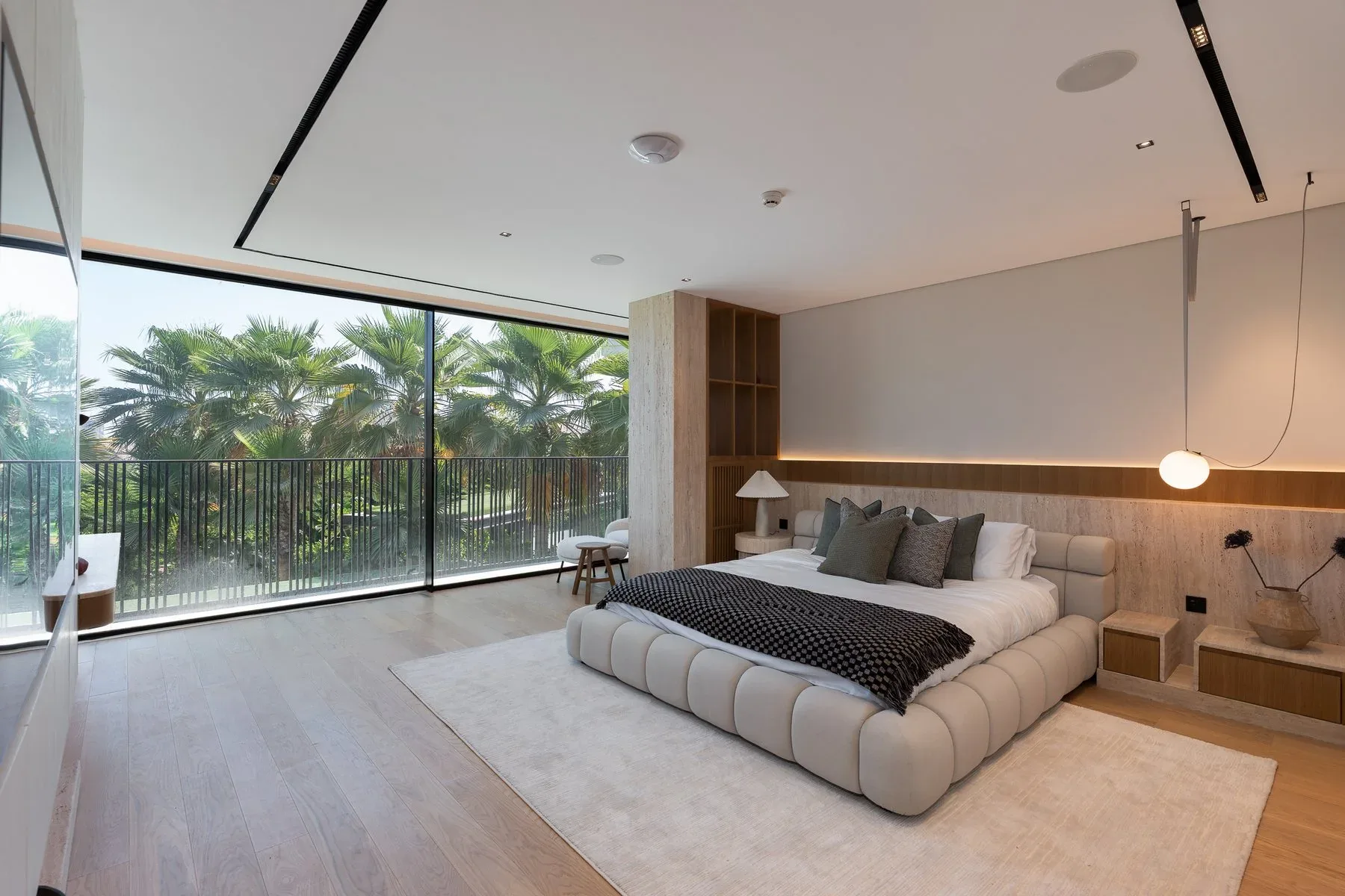 Refined Ready-to-Move Villa With Lake Views in JGE — photograph 8