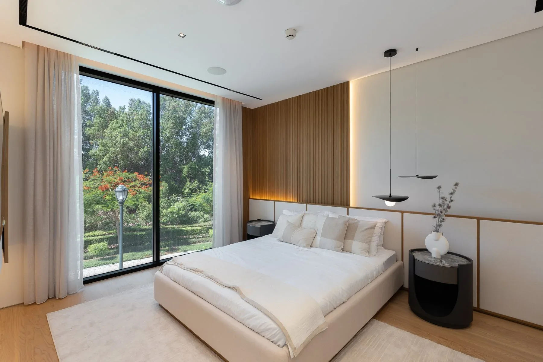 Refined Ready-to-Move Villa With Lake Views in JGE — photograph 10