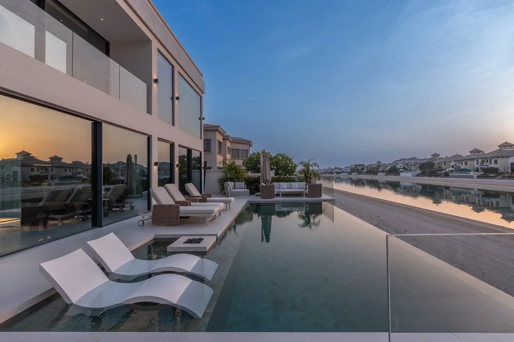 Turnkey Waterfront Garden Home on Palm Jumeirah — photograph 1